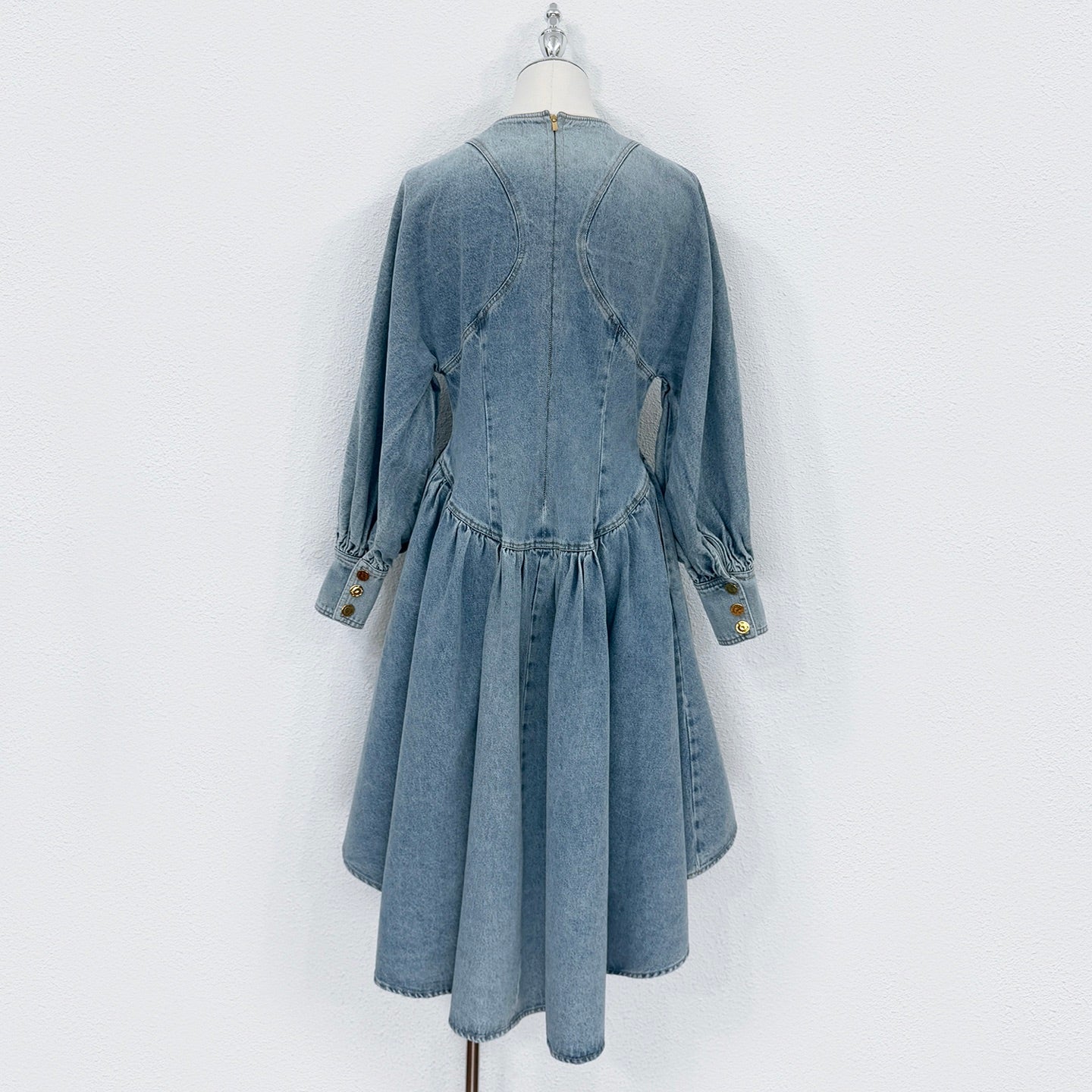 Robe en denim de coton délavé Zimmermann avec taille froncée et ourlet asymétrique