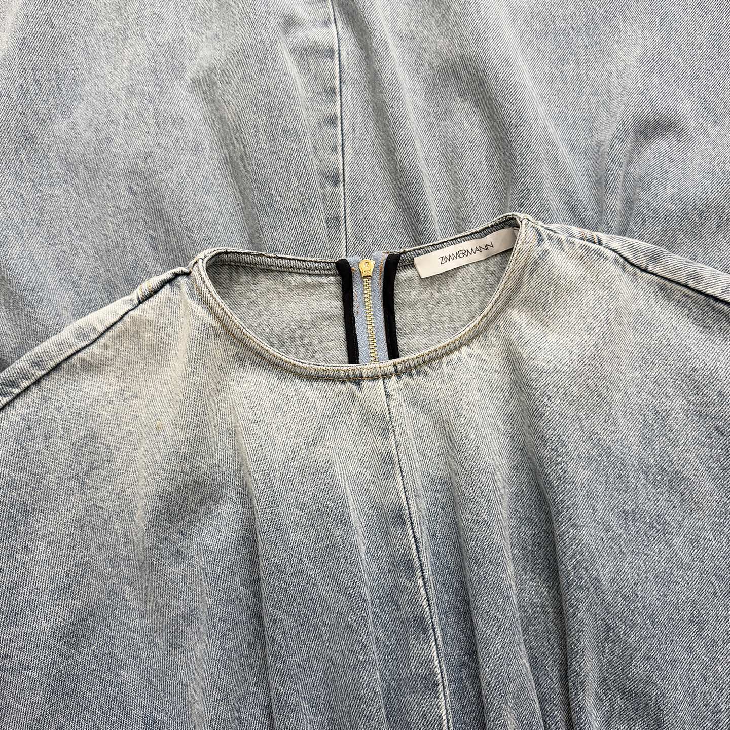 Robe en denim de coton délavé Zimmermann avec taille froncée et ourlet asymétrique