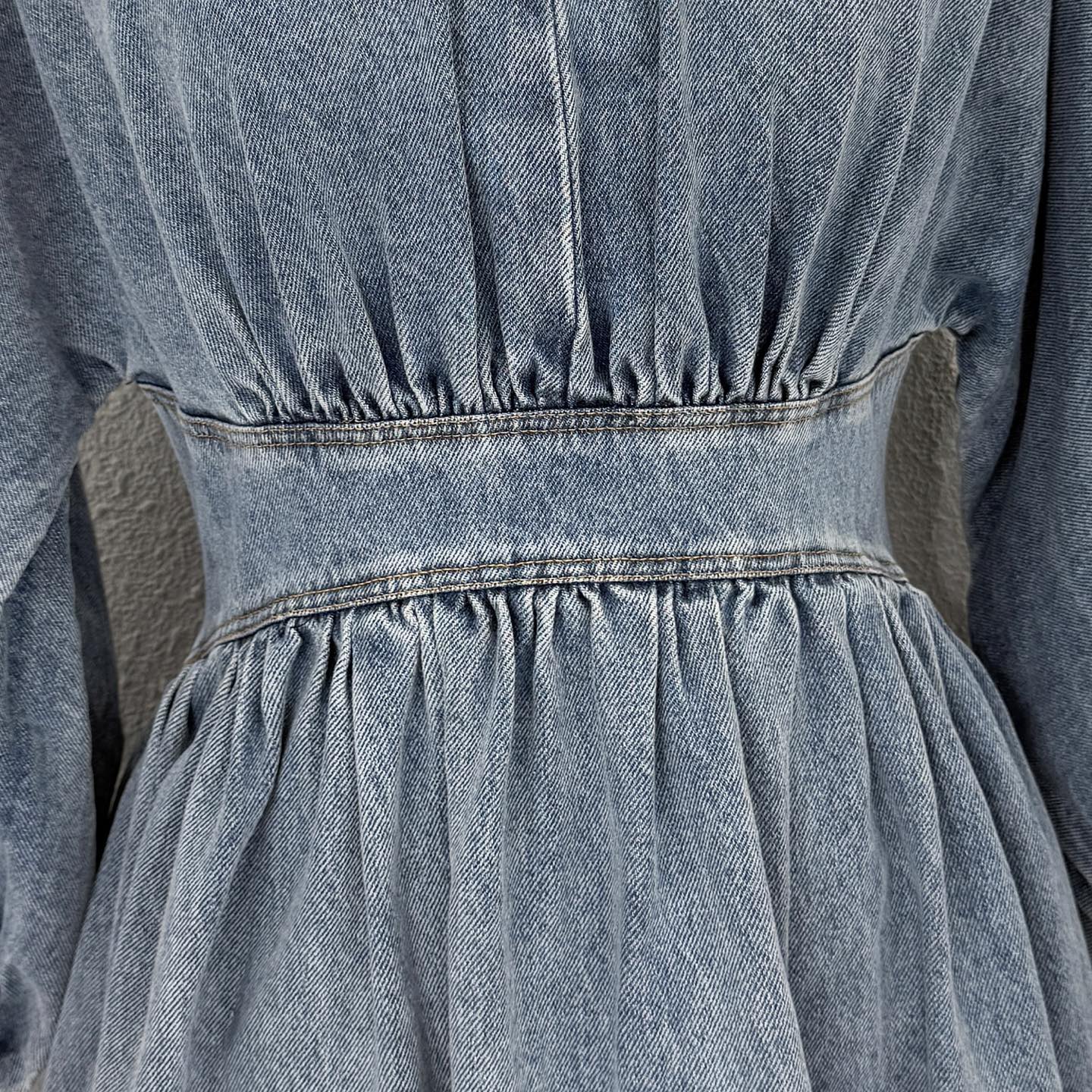 Robe en denim de coton délavé Zimmermann avec taille froncée et ourlet asymétrique