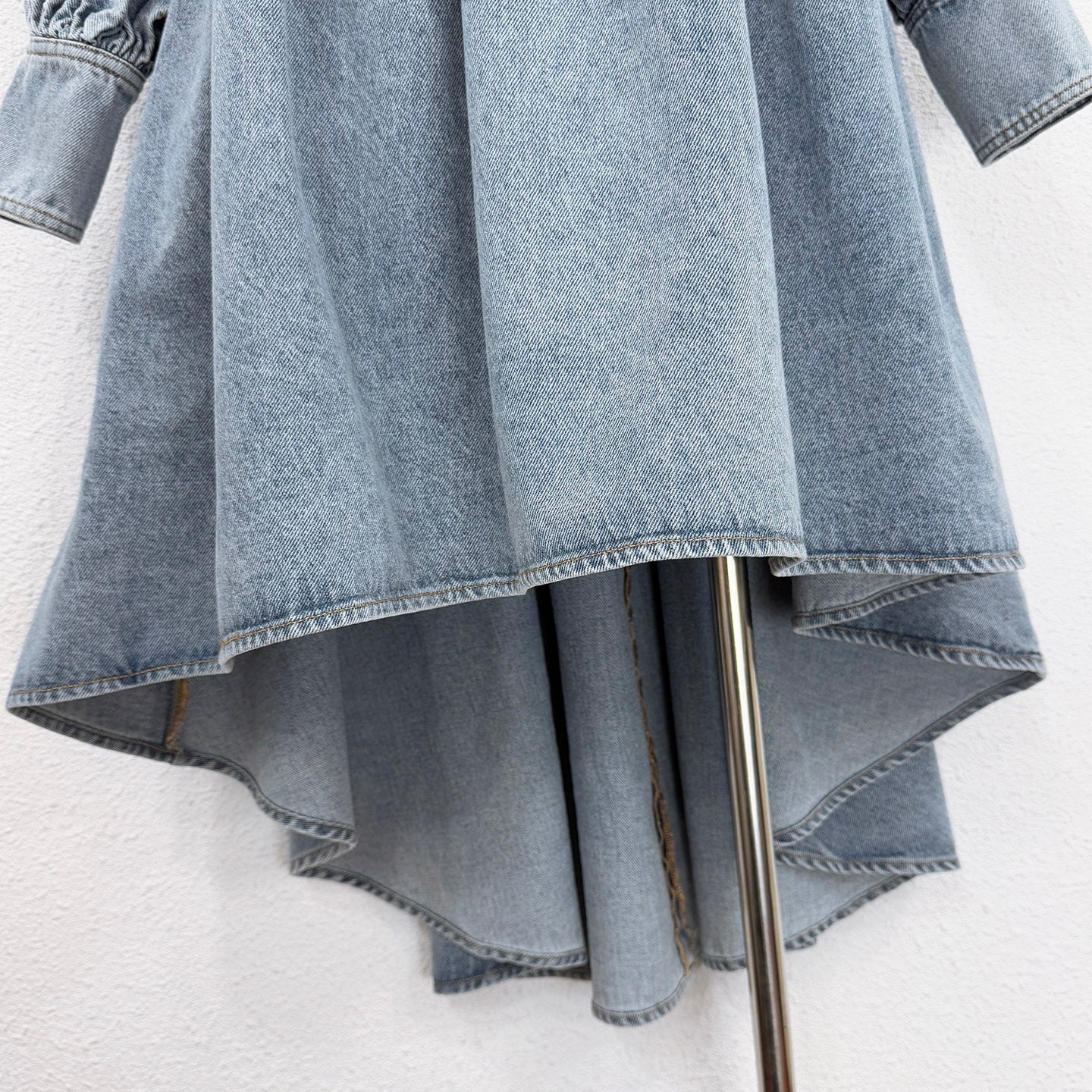 Robe en denim de coton délavé Zimmermann avec taille froncée et ourlet asymétrique