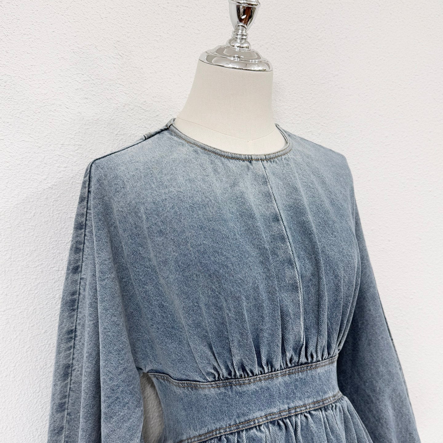 Robe en denim de coton délavé Zimmermann avec taille froncée et ourlet asymétrique