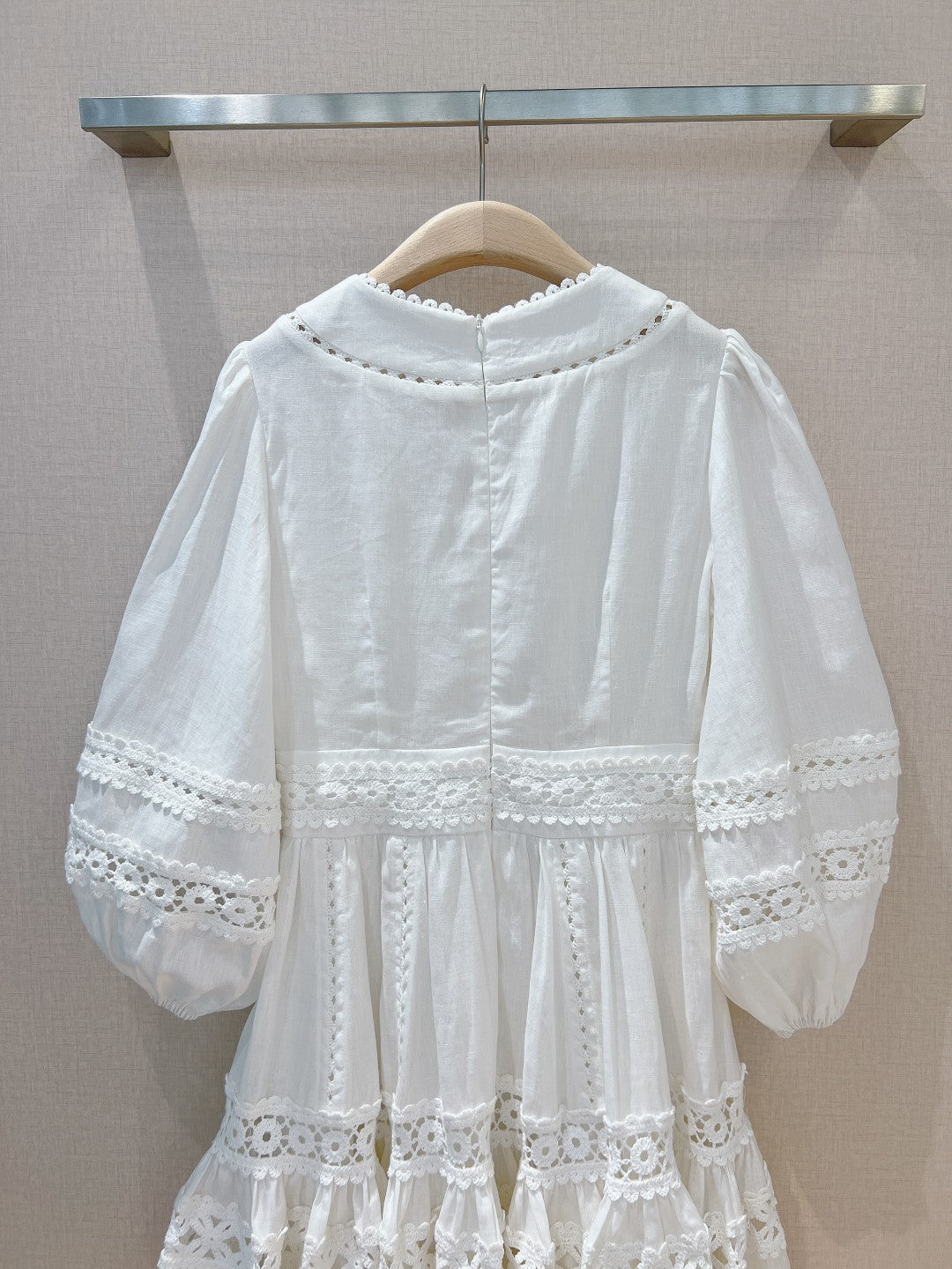 Mini-robe en lin ivoire Zimmermann avec bordure au crochet