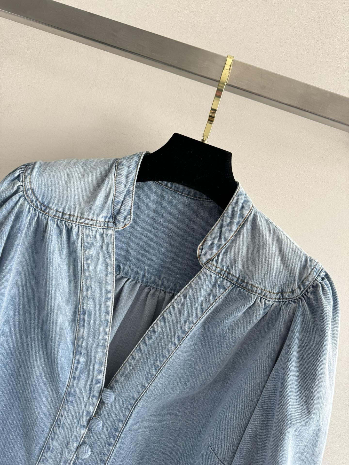 Chemisier Zimmermann en denim délavé clair à col en V et manches bouffantes