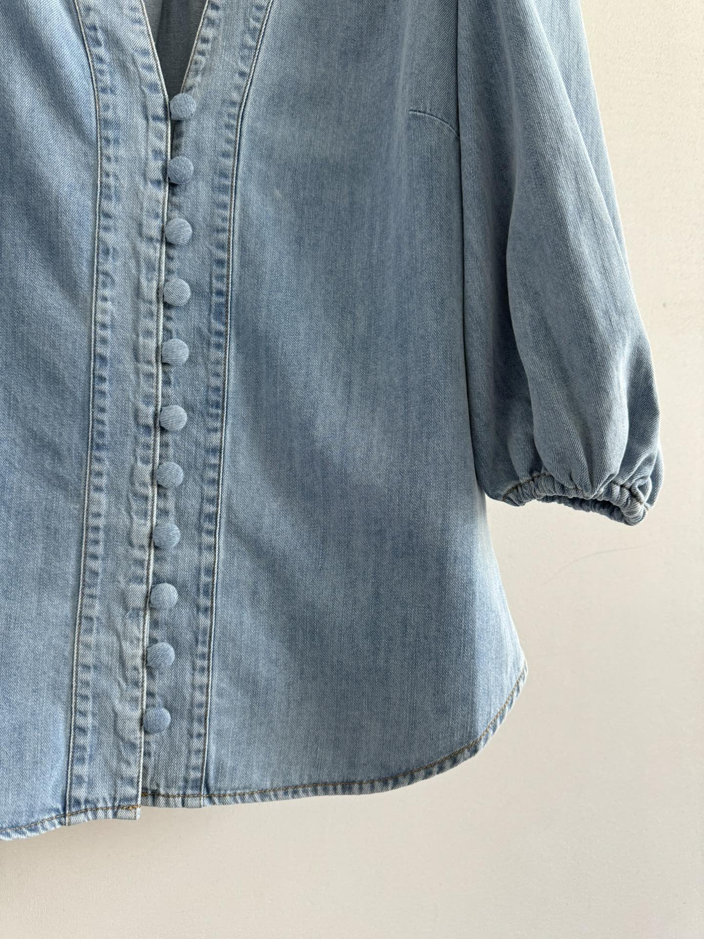 Chemisier Zimmermann en denim délavé clair à col en V et manches bouffantes