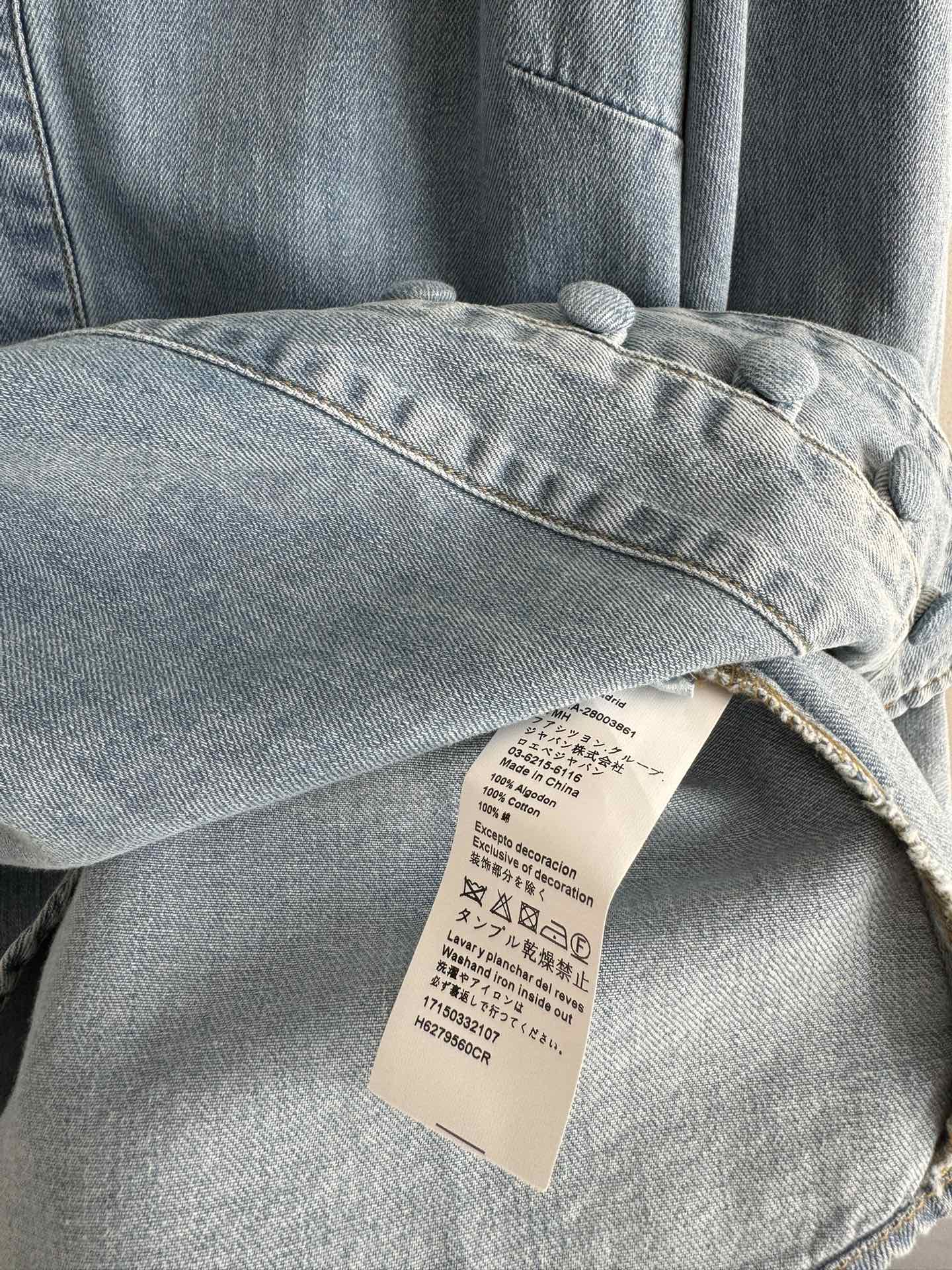 Chemisier Zimmermann en denim délavé clair à col en V et manches bouffantes