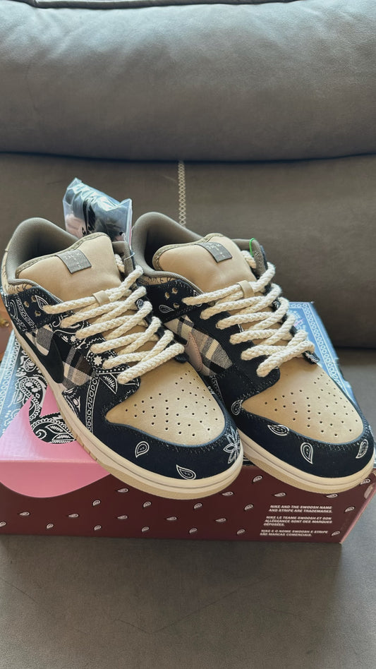 NIKE SB DUNK LOW x TRAVIS SCOTT -