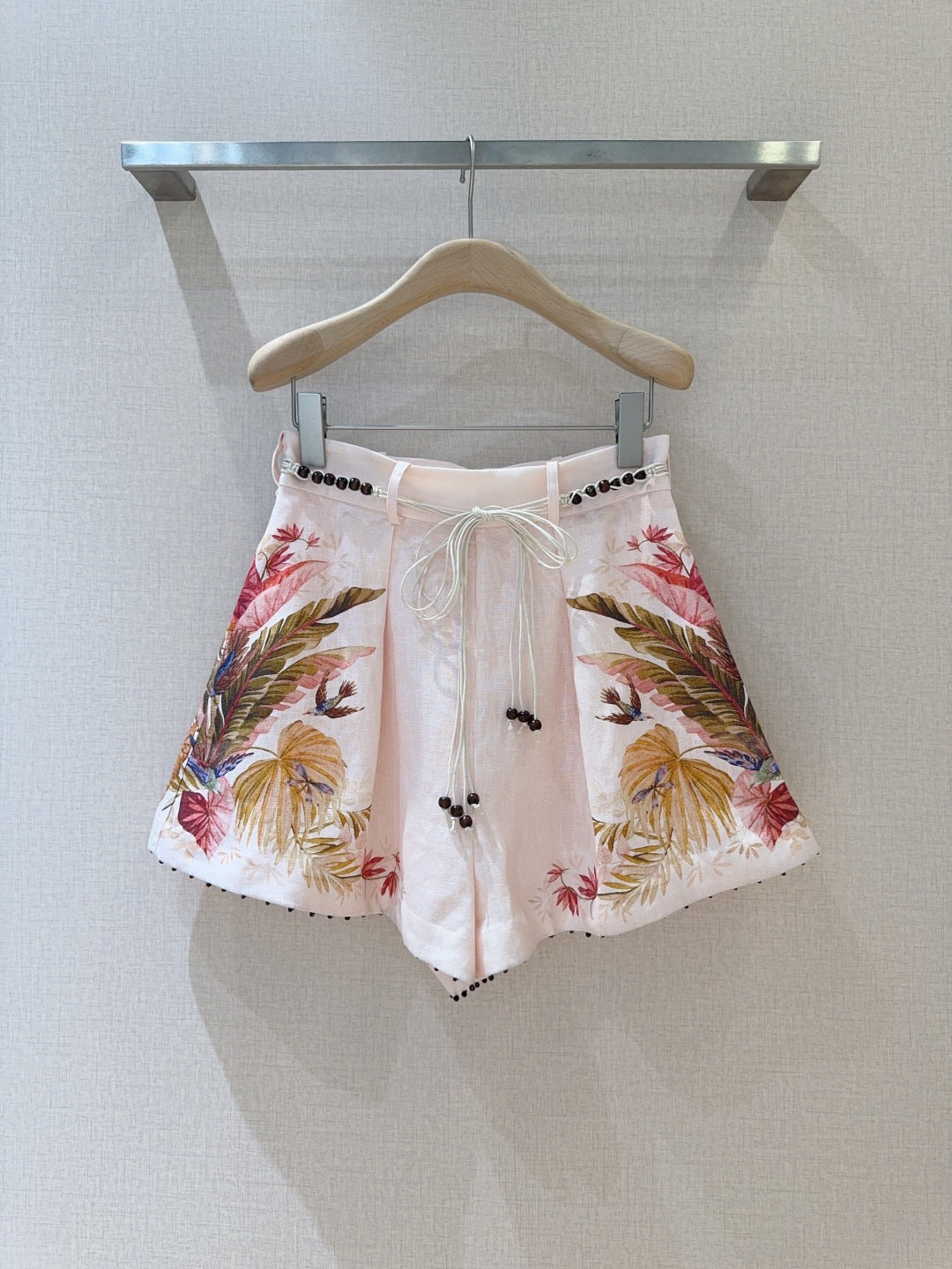 Short plissé en lin à imprimé palmiers Zimmermann – Crème florale