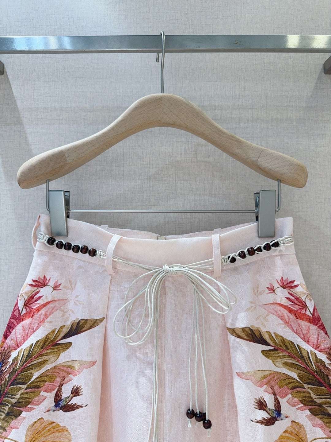 Short plissé en lin à imprimé palmiers Zimmermann – Crème florale