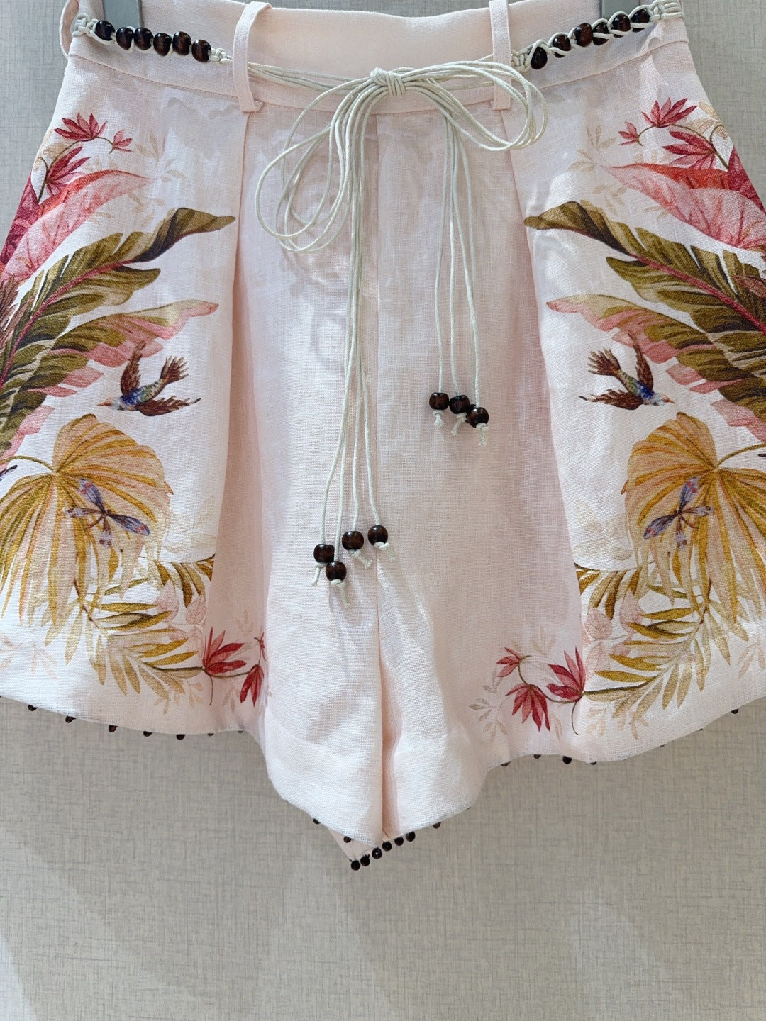 Short plissé en lin à imprimé palmiers Zimmermann – Crème florale