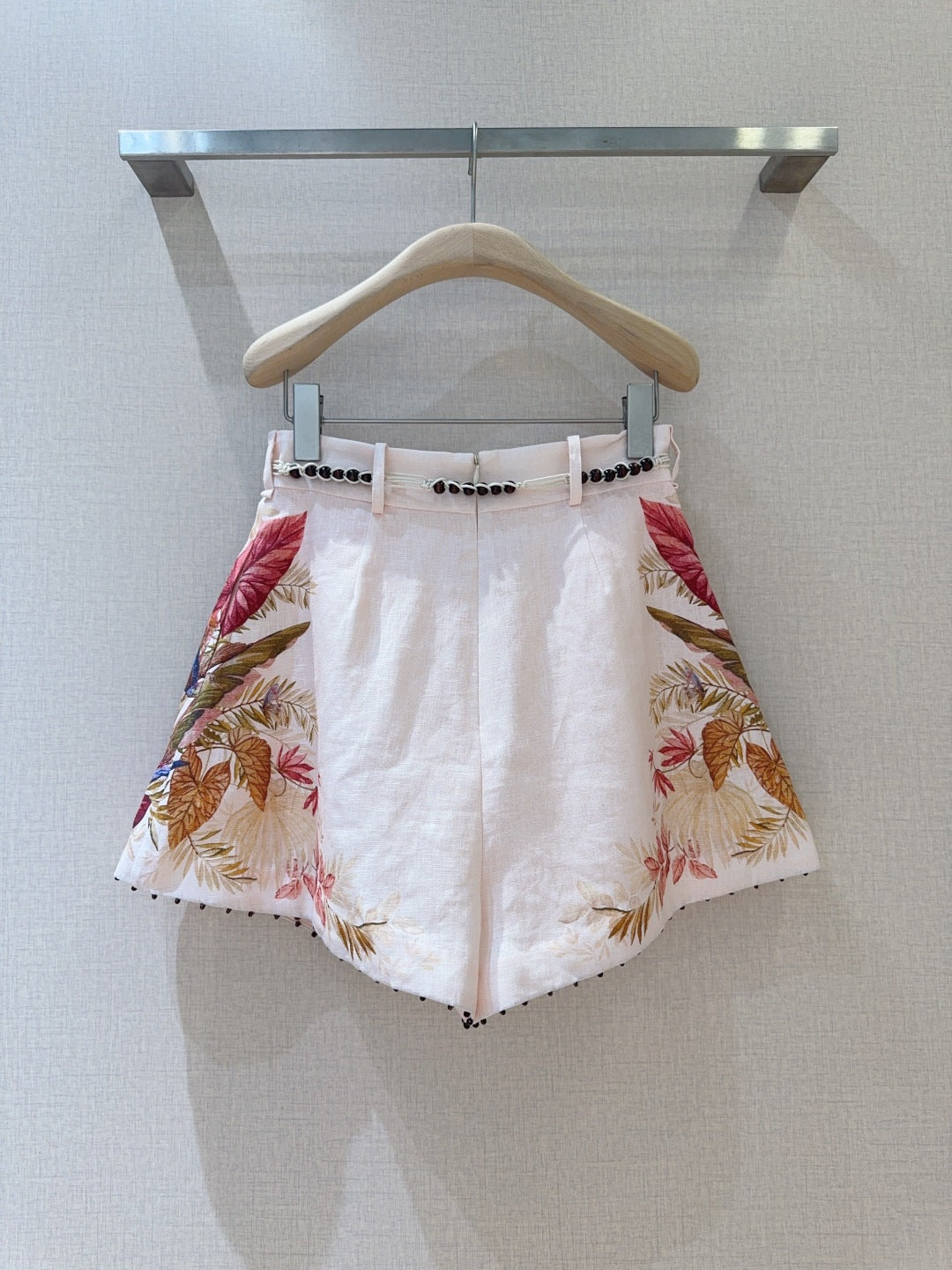 Short plissé en lin à imprimé palmiers Zimmermann – Crème florale
