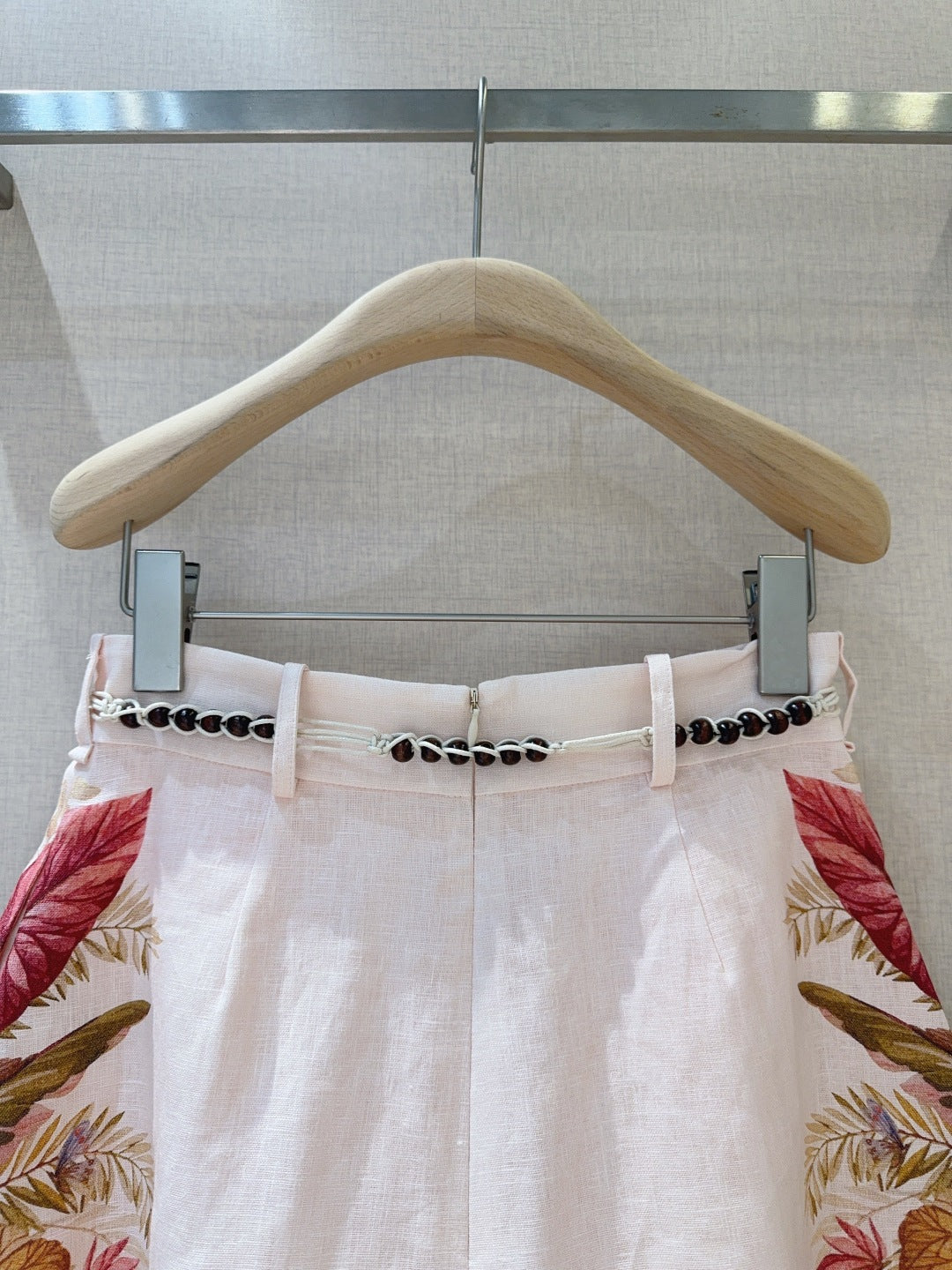 Short plissé en lin à imprimé palmiers Zimmermann – Crème florale
