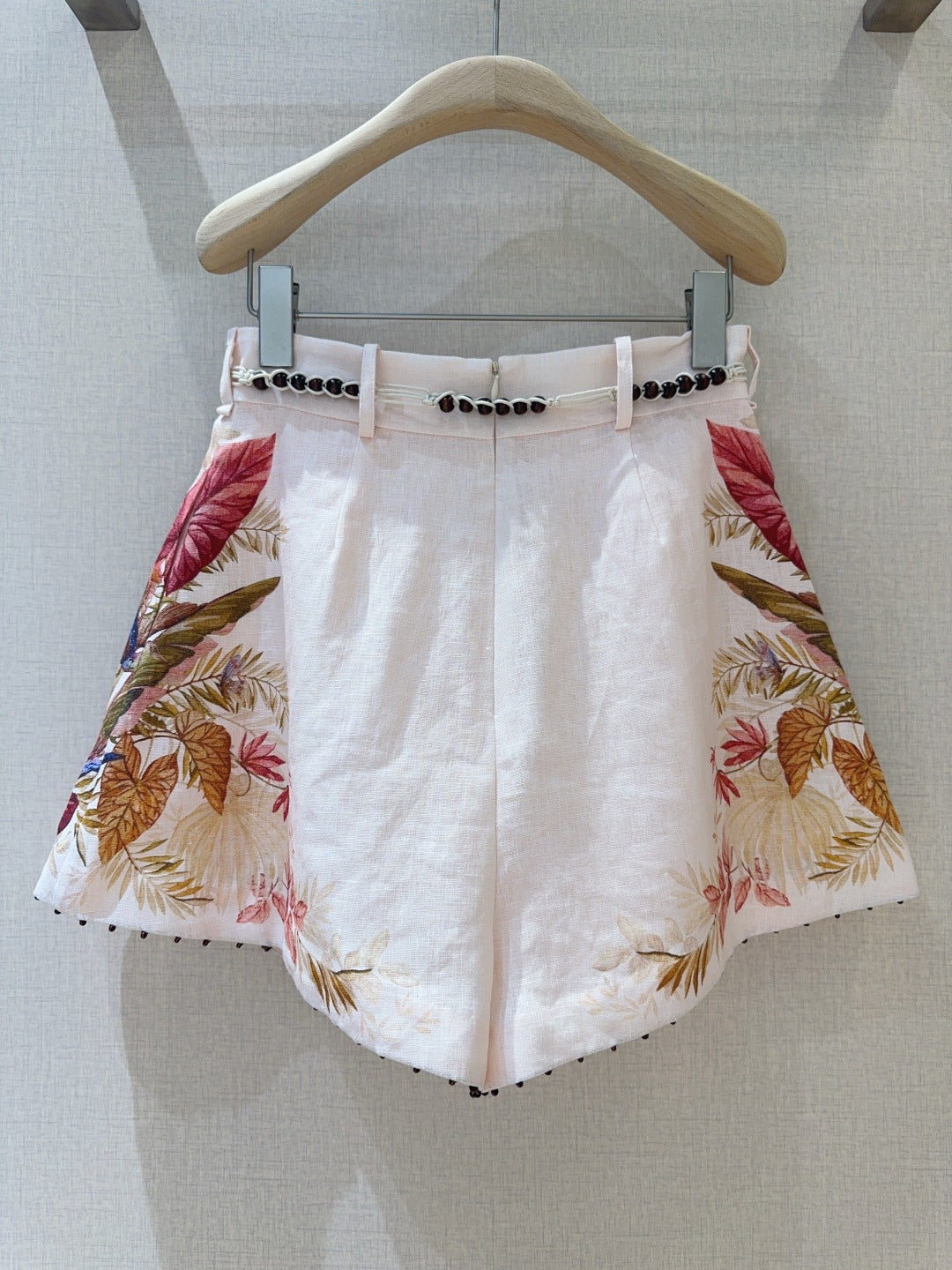 Short plissé en lin à imprimé palmiers Zimmermann – Crème florale