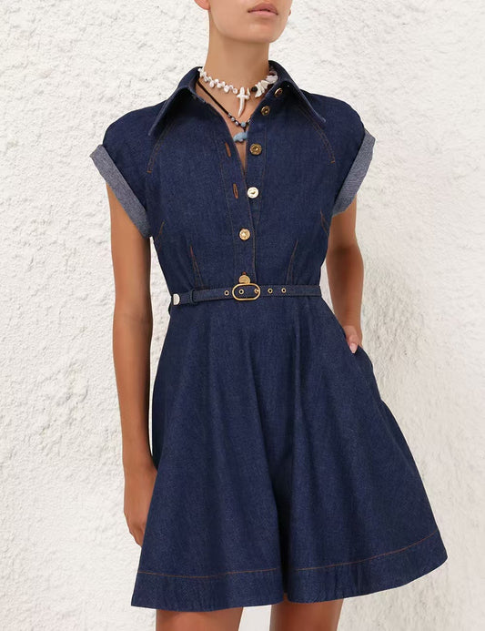 Robe chemise en jean ceinturée avec boutons personnalisés, collection printemps/été 2025 de Zimmermann
