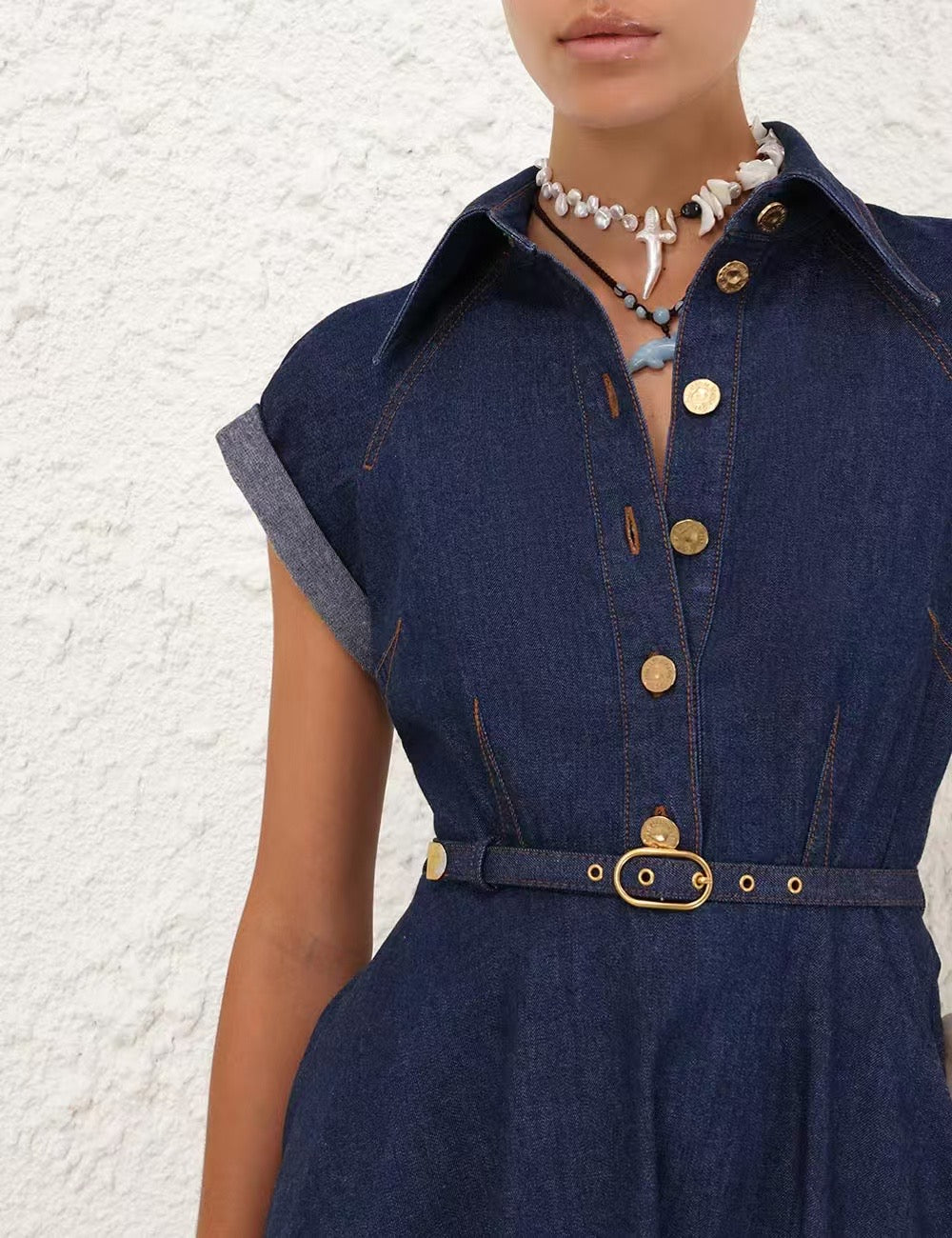 Robe chemise en jean ceinturée avec boutons personnalisés, collection printemps/été 2025 de Zimmermann