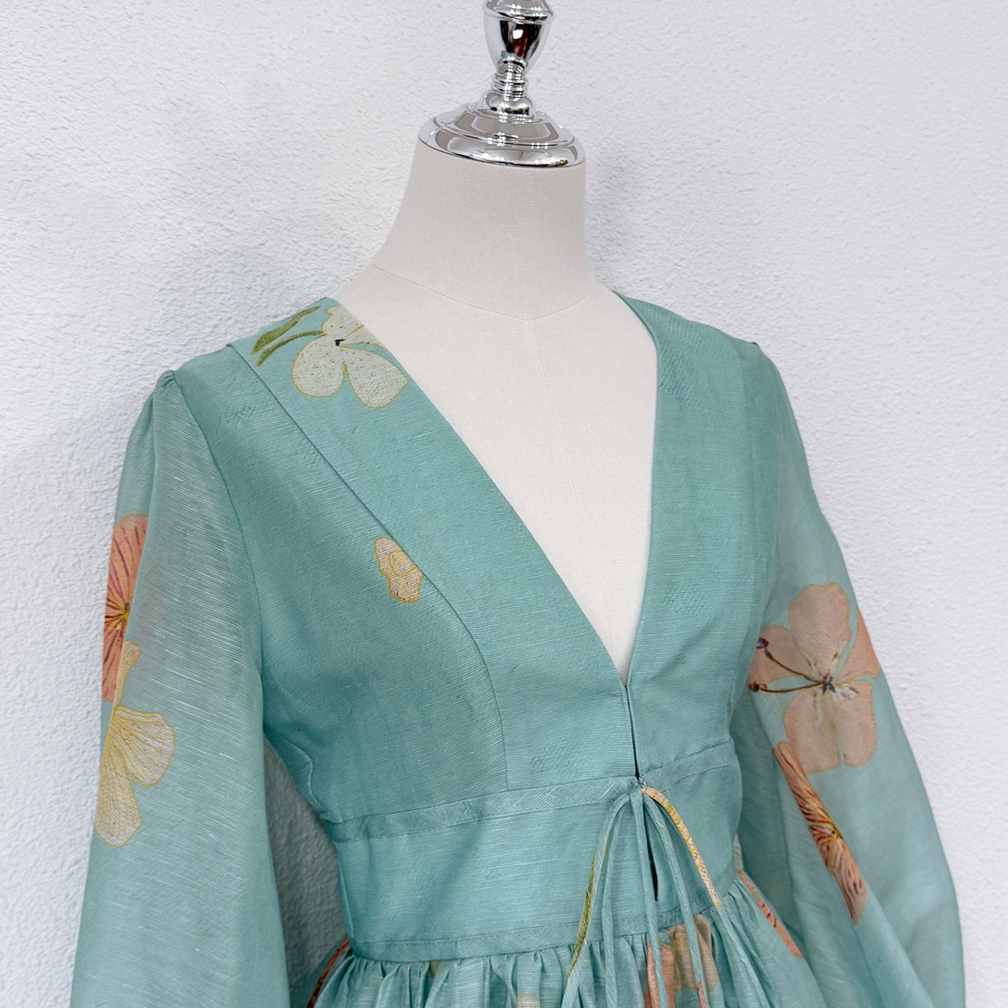 Robe midi fleurie en soie et lin vert Zimmermann avec cordon de serrage à la taille