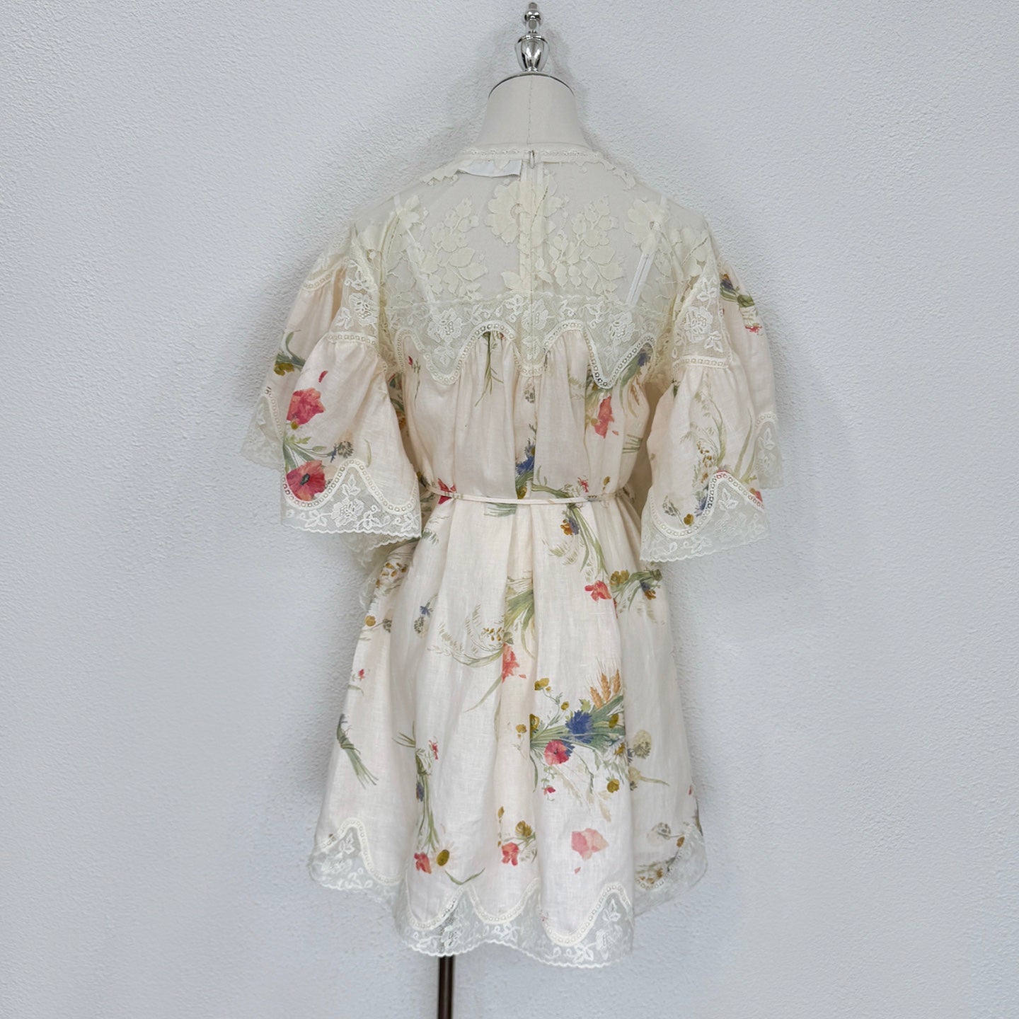 Mini-robe en lin fleuri Zimmermann avec détails en dentelle et jupon