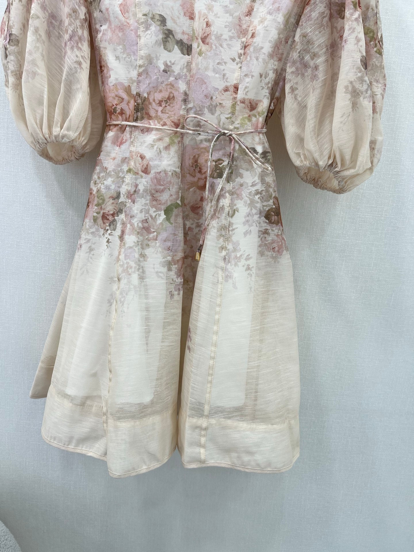 Robe courte trapèze fleurie à manches bouffantes Zimmermann – Collection printemps 2025
