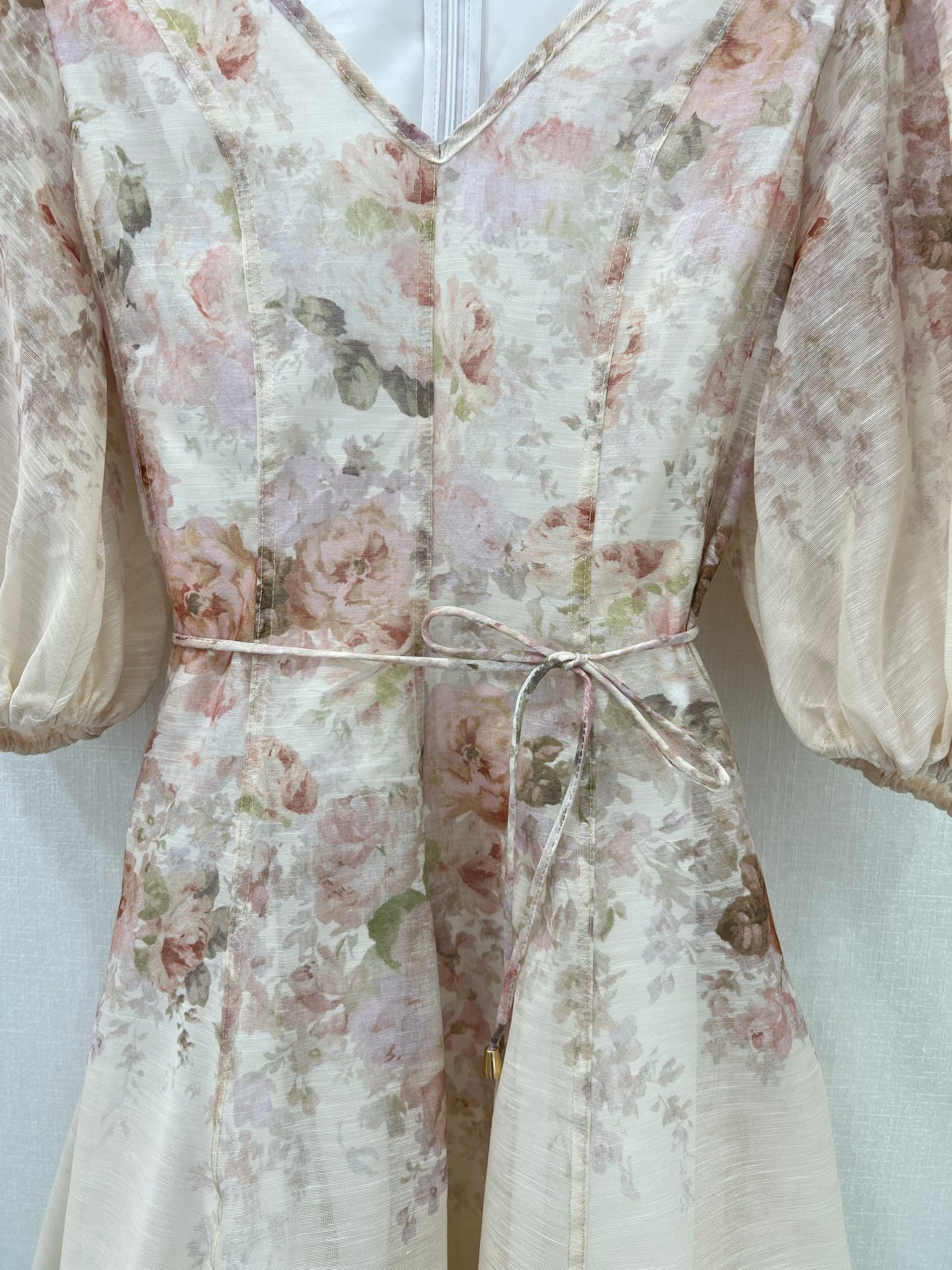 Robe courte trapèze fleurie à manches bouffantes Zimmermann – Collection printemps 2025