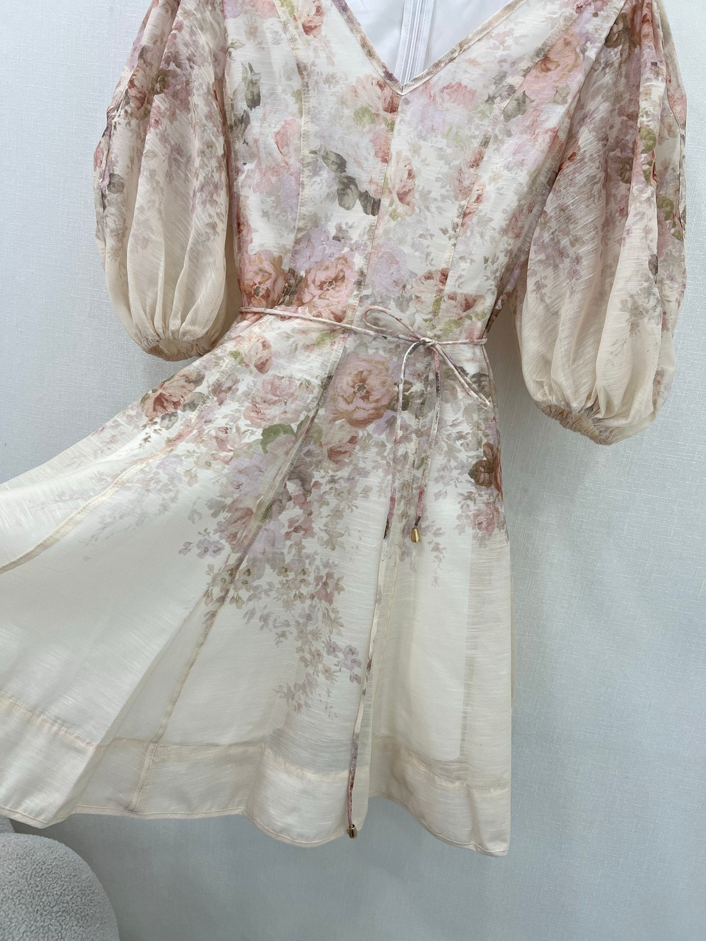 Robe courte trapèze fleurie à manches bouffantes Zimmermann – Collection printemps 2025