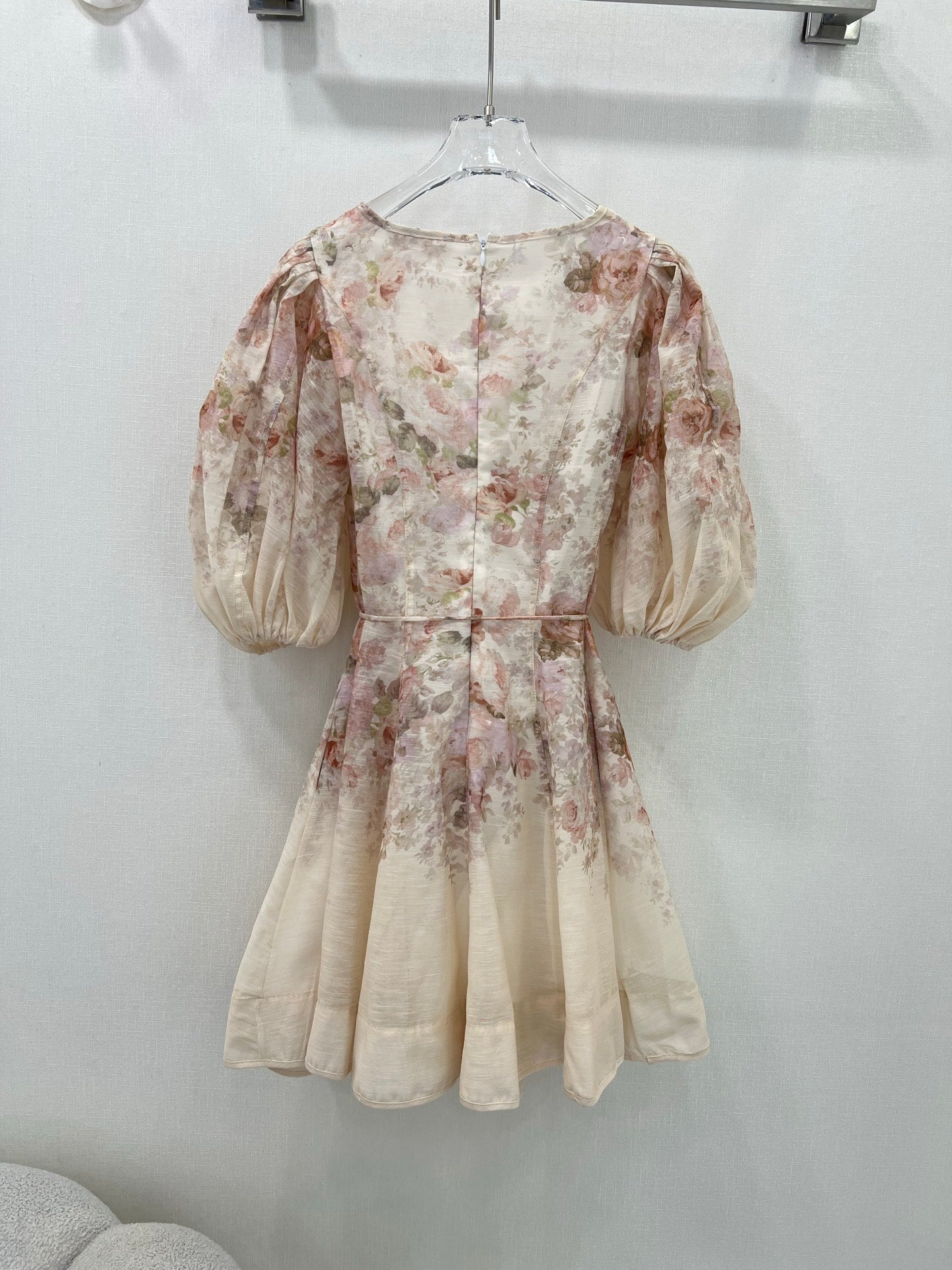 Robe courte trapèze fleurie à manches bouffantes Zimmermann – Collection printemps 2025