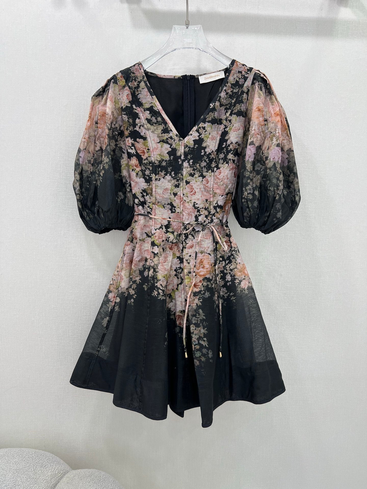 Robe courte noire à fleurs et manches bouffantes Zimmermann – Collection printemps 2025