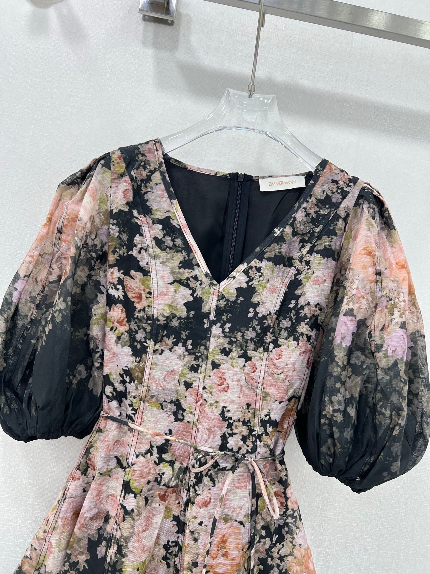Robe courte noire à fleurs et manches bouffantes Zimmermann – Collection printemps 2025