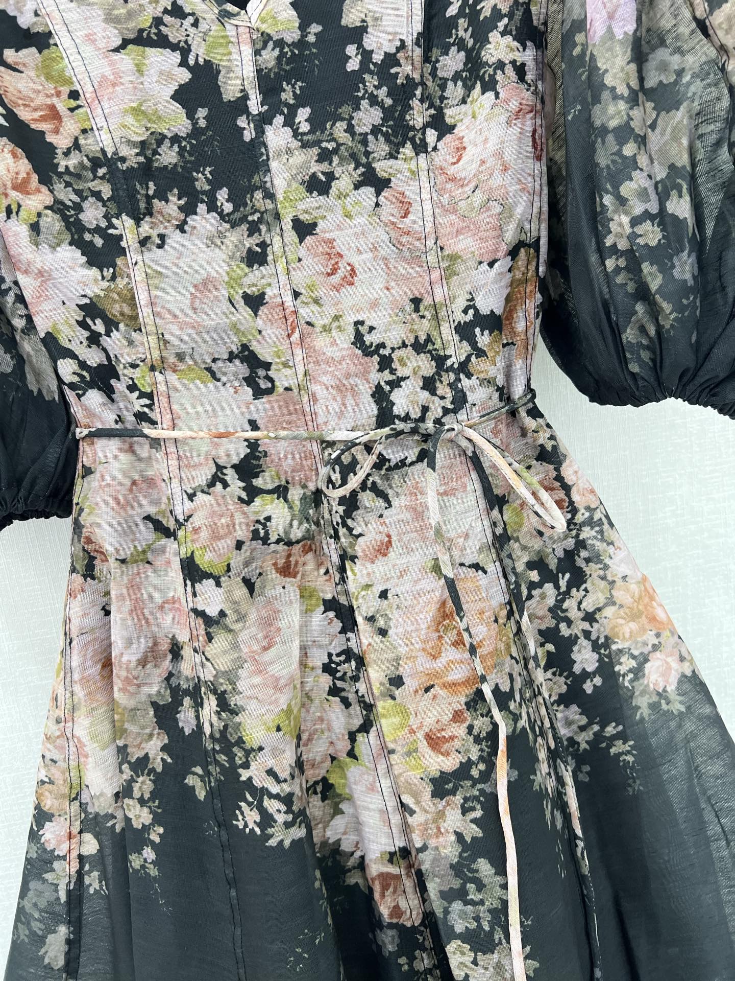 Robe courte noire à fleurs et manches bouffantes Zimmermann – Collection printemps 2025