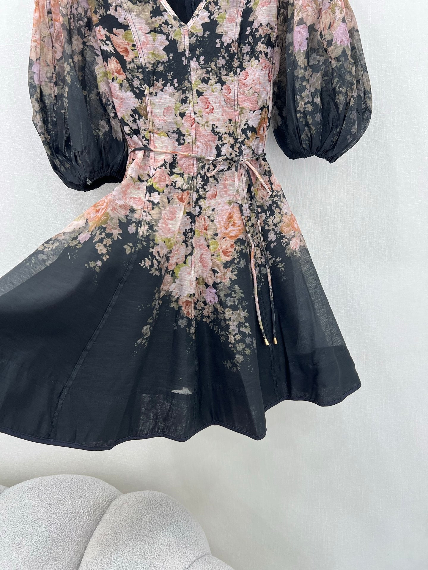 Robe courte noire à fleurs et manches bouffantes Zimmermann – Collection printemps 2025
