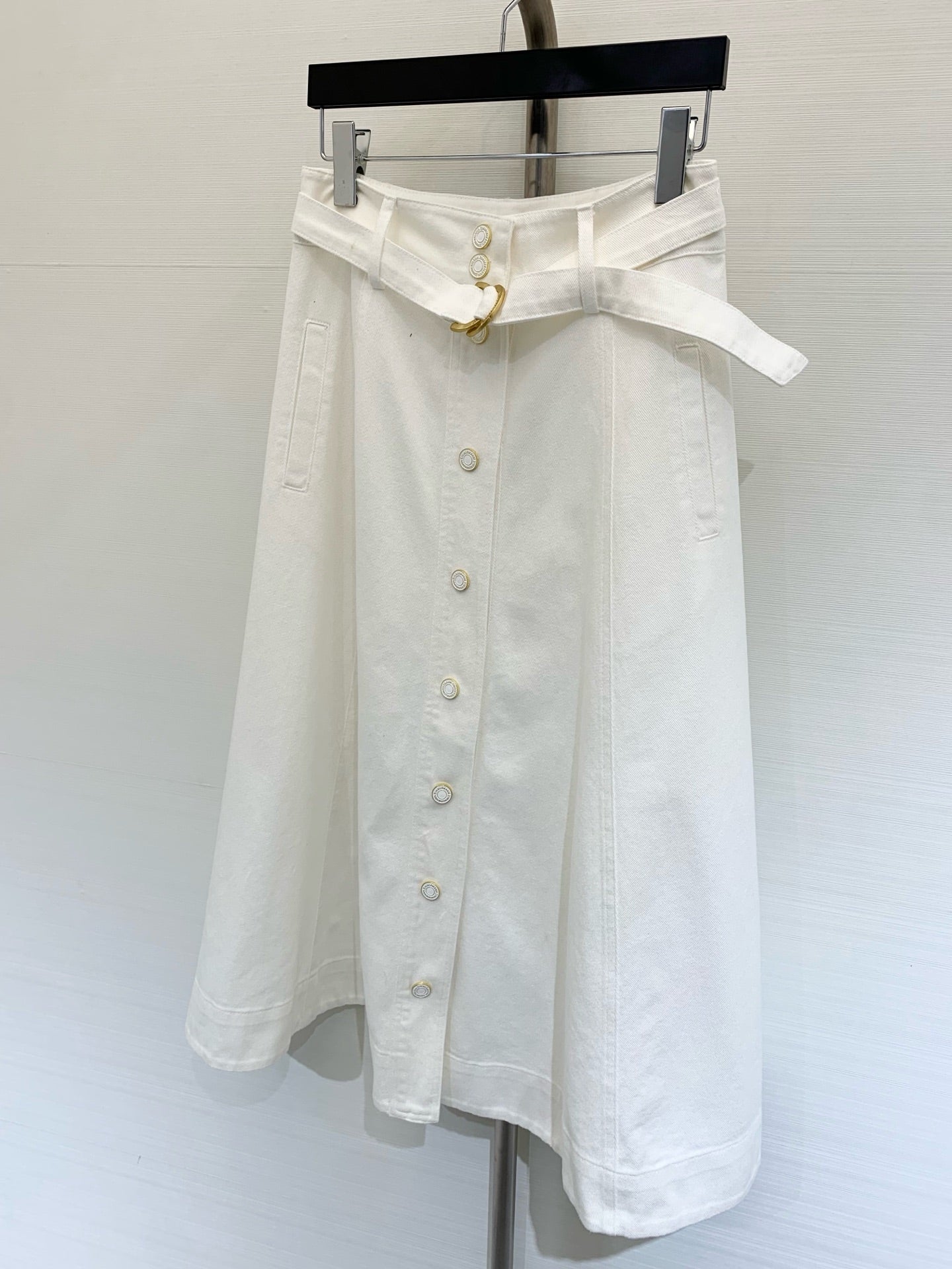 Jupe midi en denim de coton blanc avec ceinture Zimmermann 2025 Resort