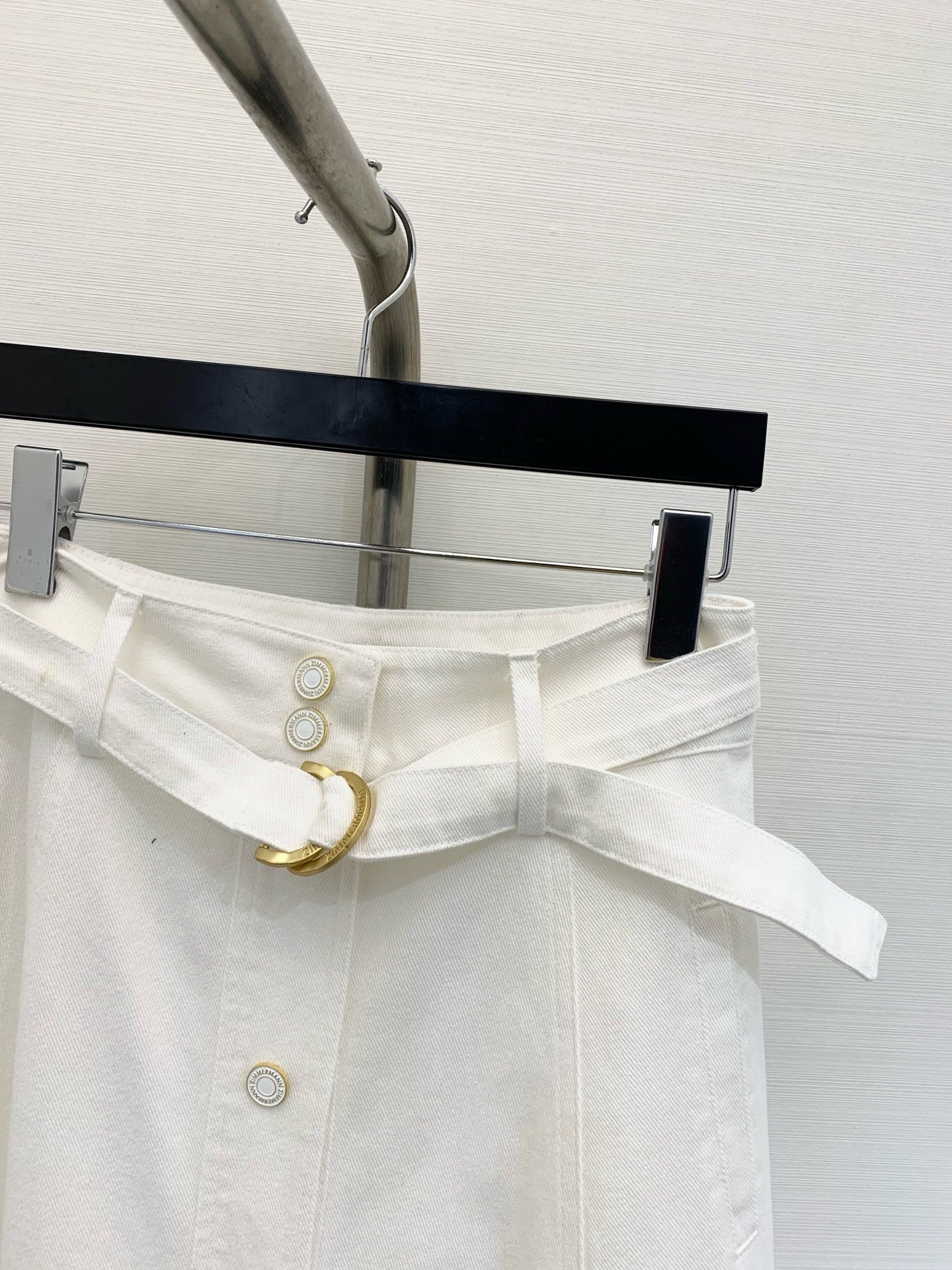 Jupe midi en denim de coton blanc avec ceinture Zimmermann 2025 Resort