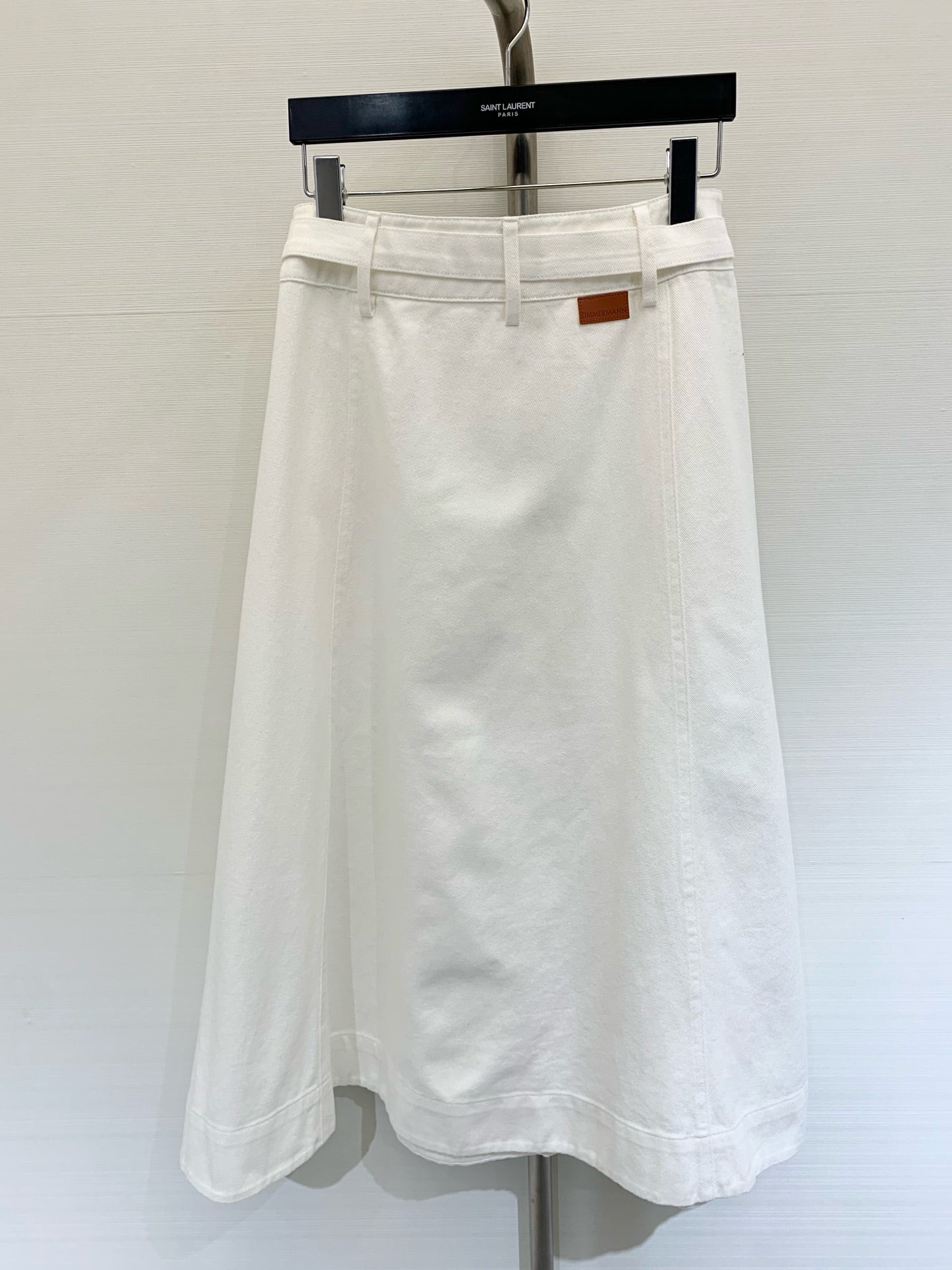 Jupe midi en denim de coton blanc avec ceinture Zimmermann 2025 Resort