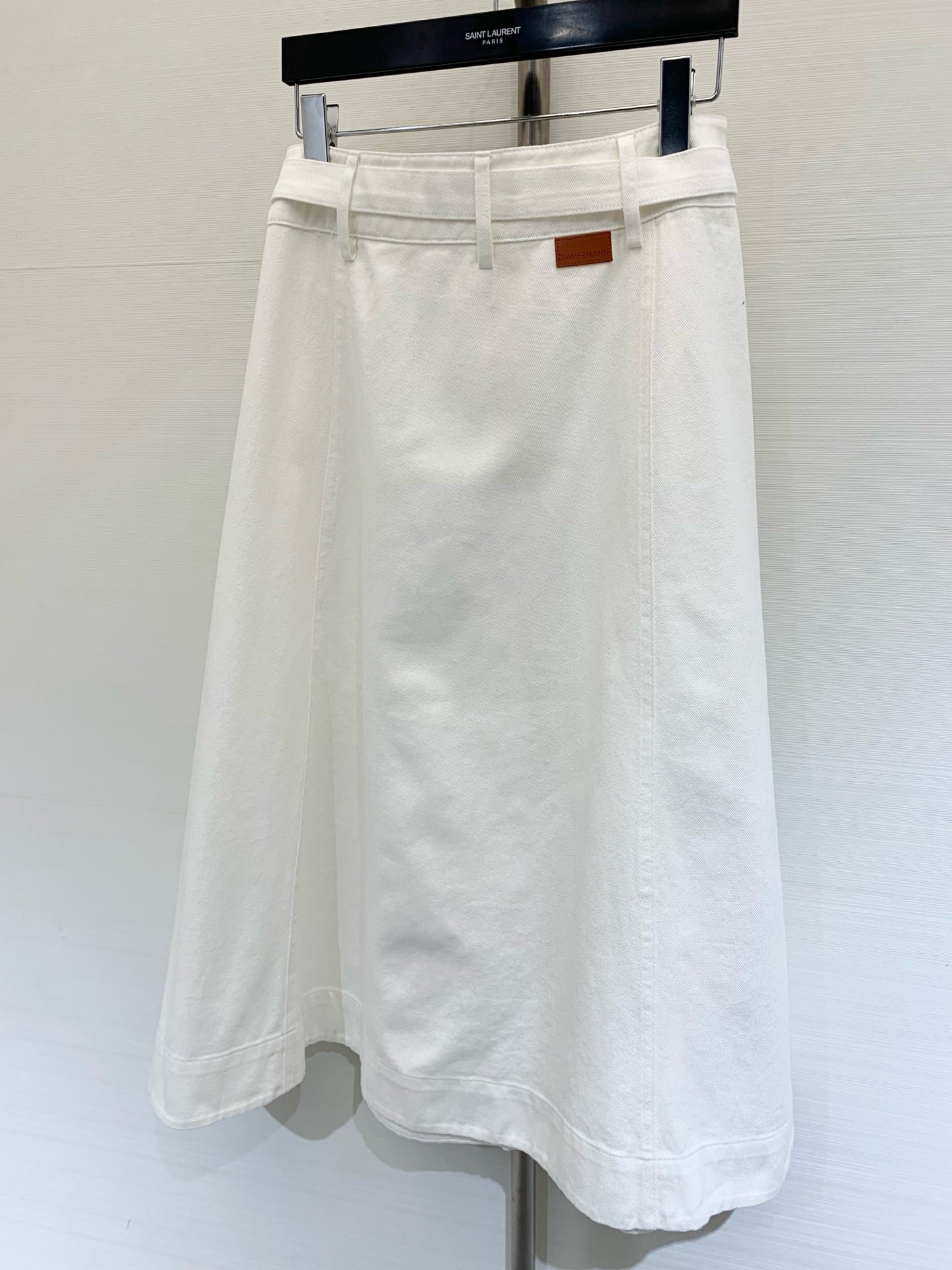 Jupe midi en denim de coton blanc avec ceinture Zimmermann 2025 Resort