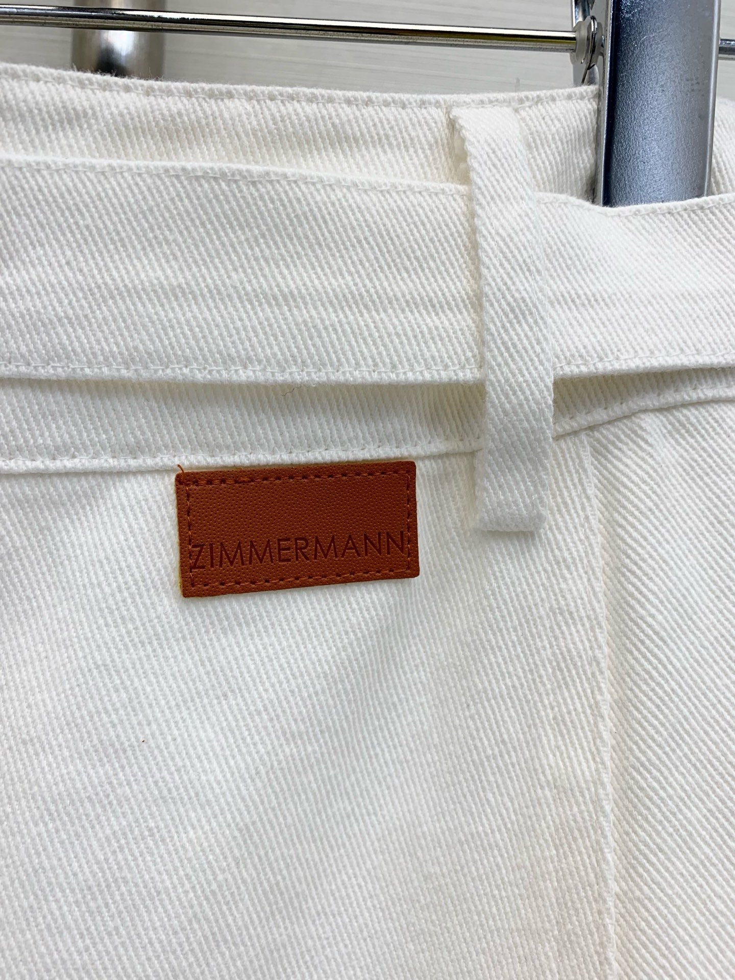 Jupe midi en denim de coton blanc avec ceinture Zimmermann 2025 Resort