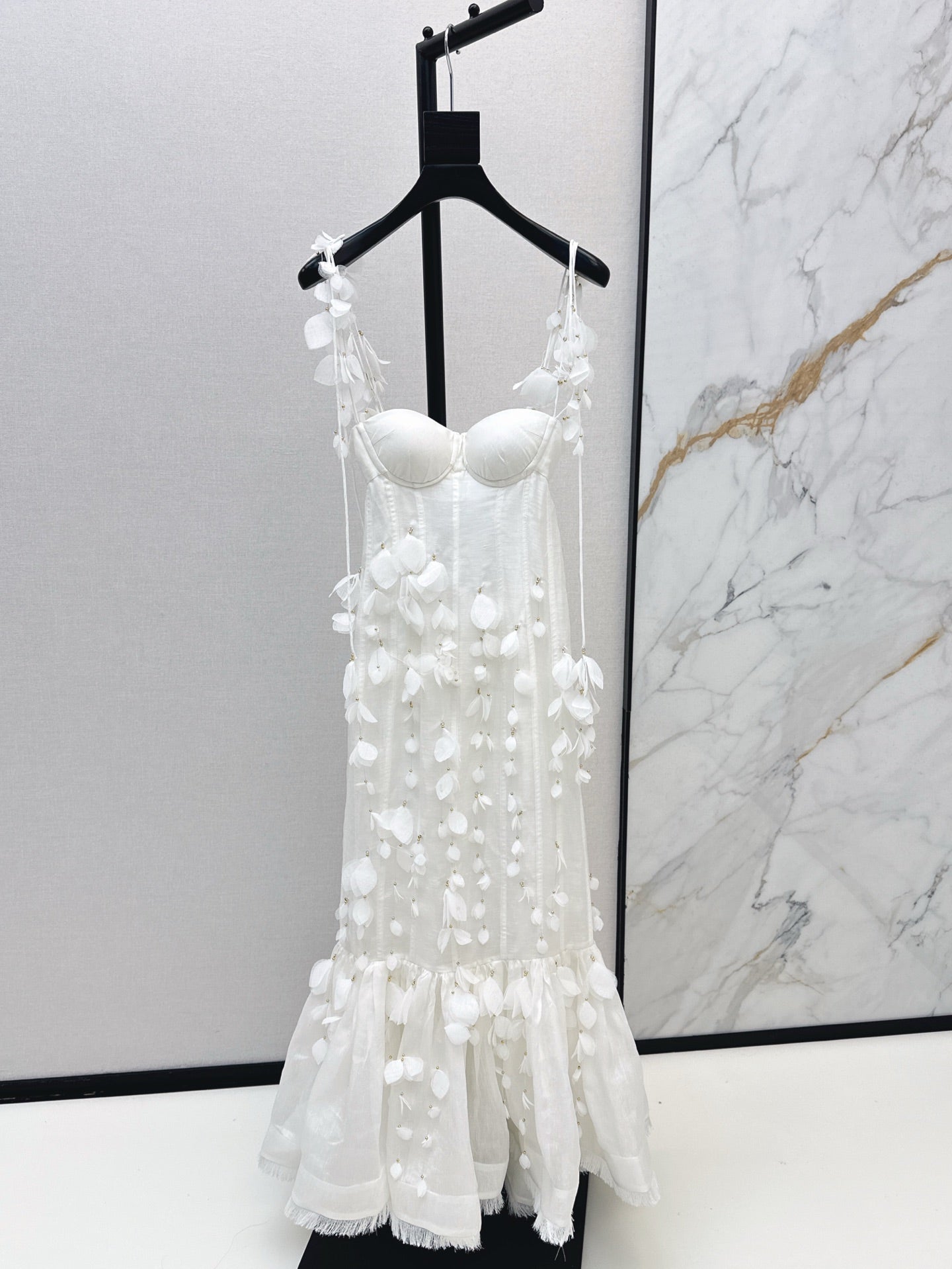 Robe d'été en lin blanc à bordures de pétales Zimmermann 2025 SS