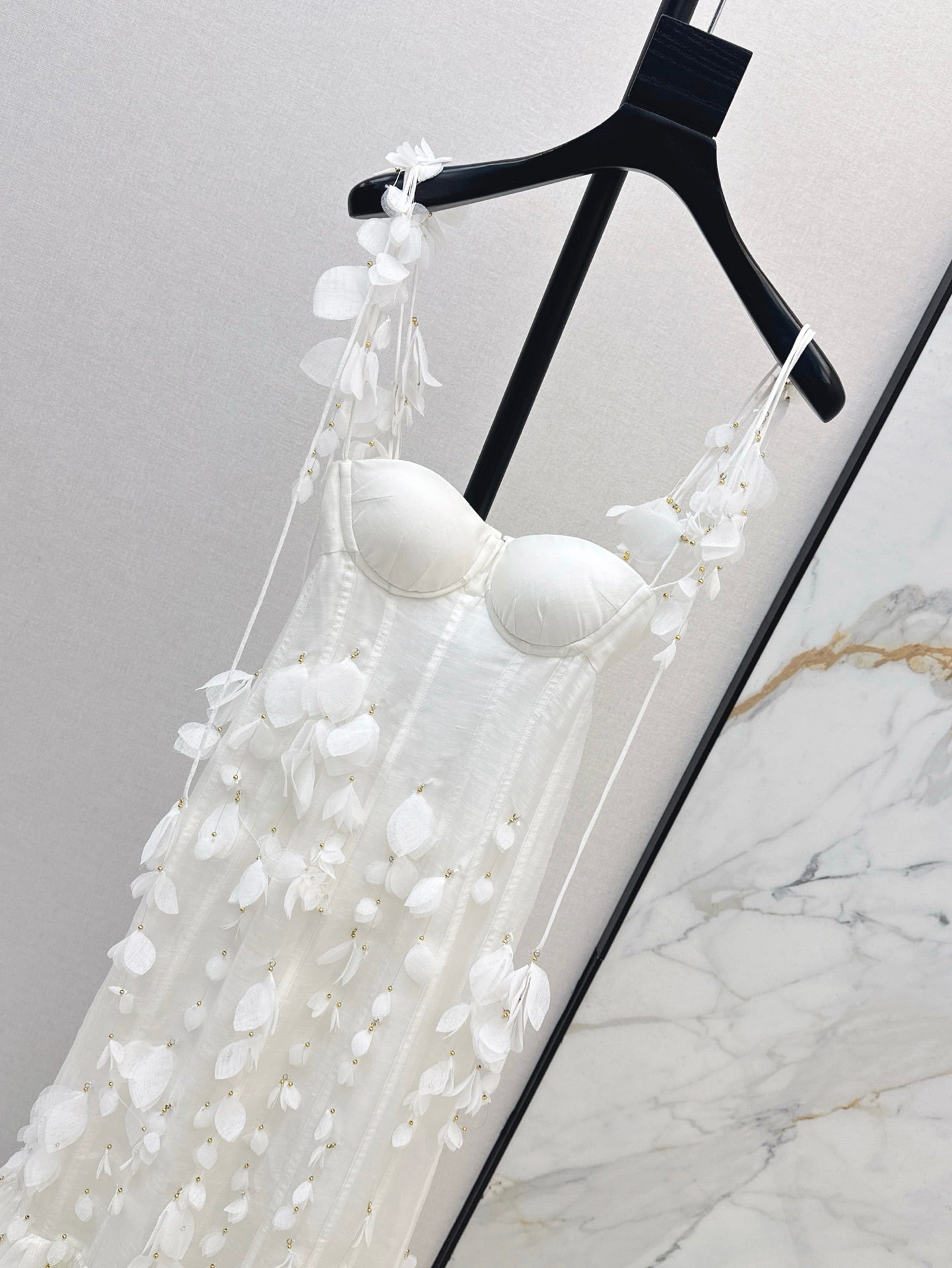 Robe d'été en lin blanc à bordures de pétales Zimmermann 2025 SS