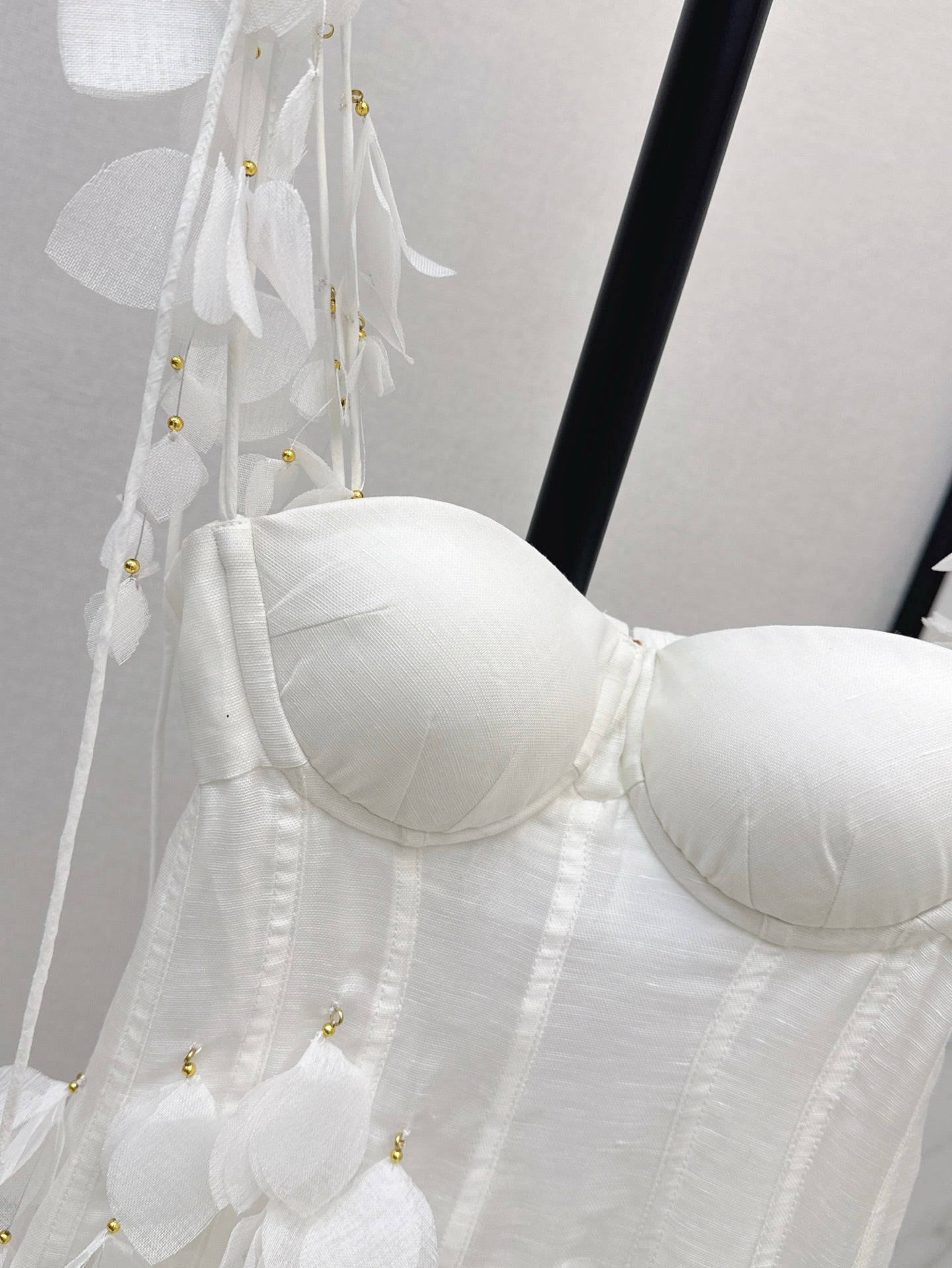 Robe d'été en lin blanc à bordures de pétales Zimmermann 2025 SS