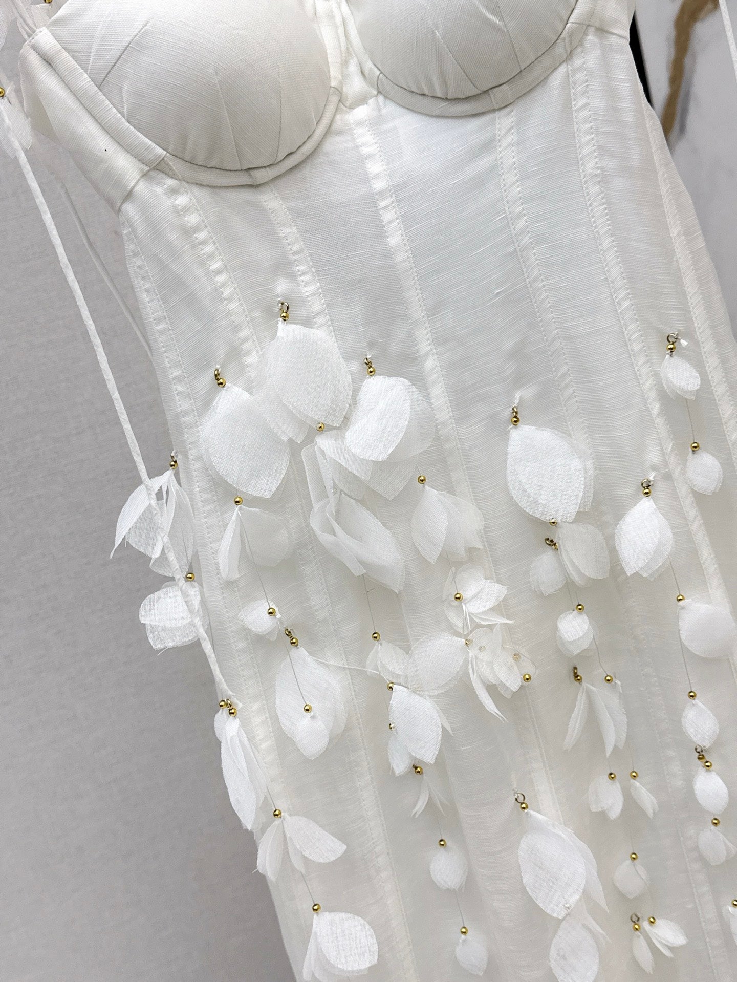 Robe d'été en lin blanc à bordures de pétales Zimmermann 2025 SS