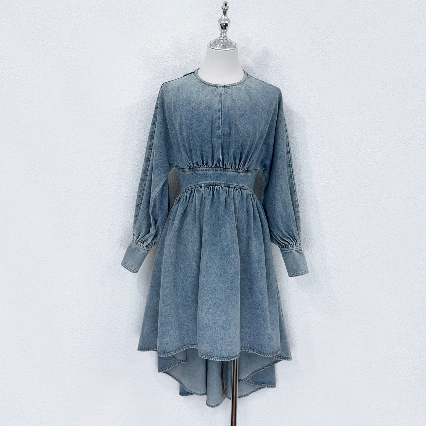 Robe en denim de coton délavé Zimmermann avec taille froncée et ourlet asymétrique