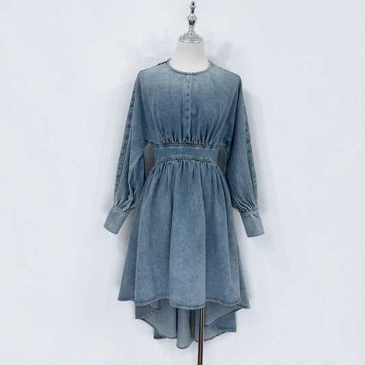 Robe en denim de coton délavé Zimmermann avec taille froncée et ourlet asymétrique