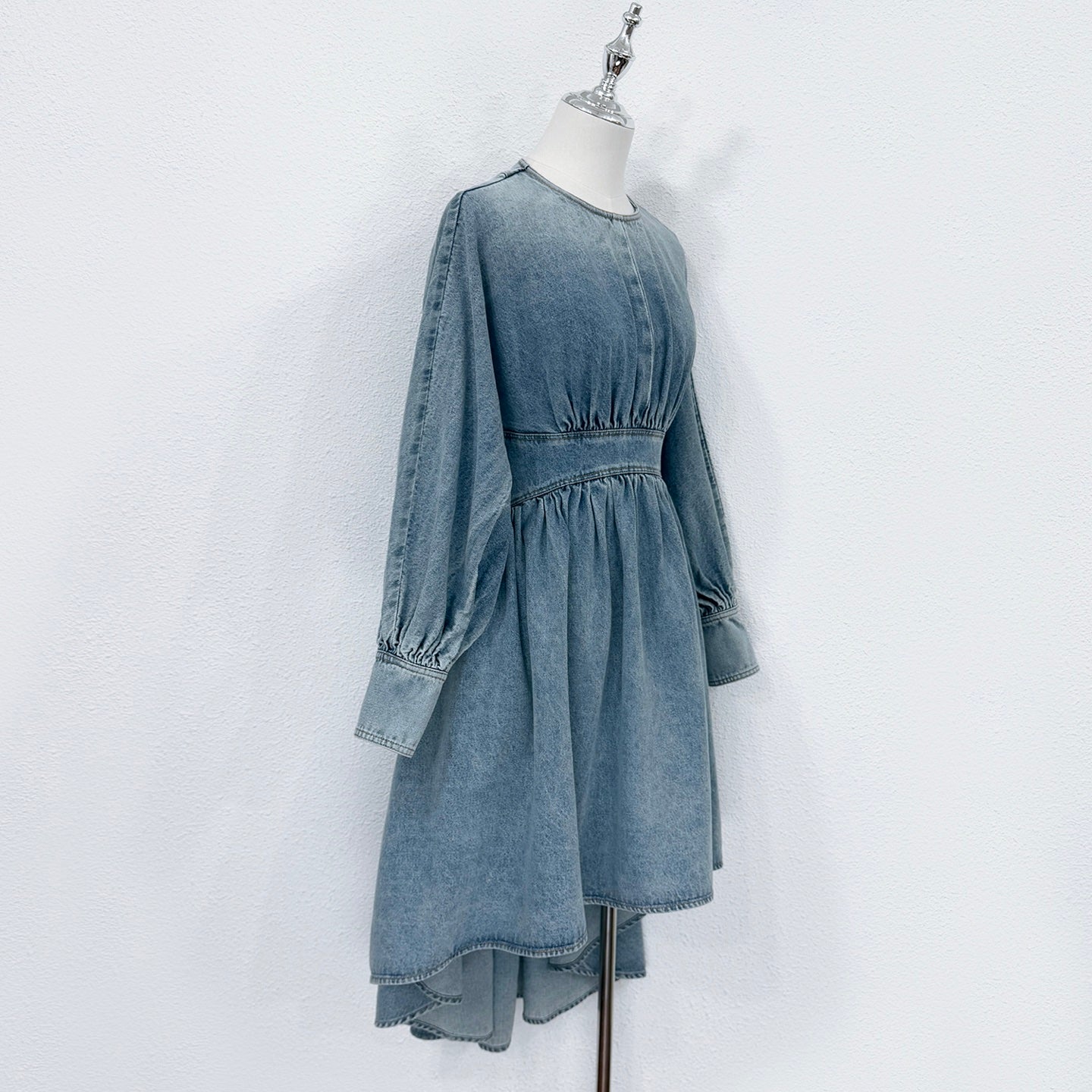 Robe en denim de coton délavé Zimmermann avec taille froncée et ourlet asymétrique