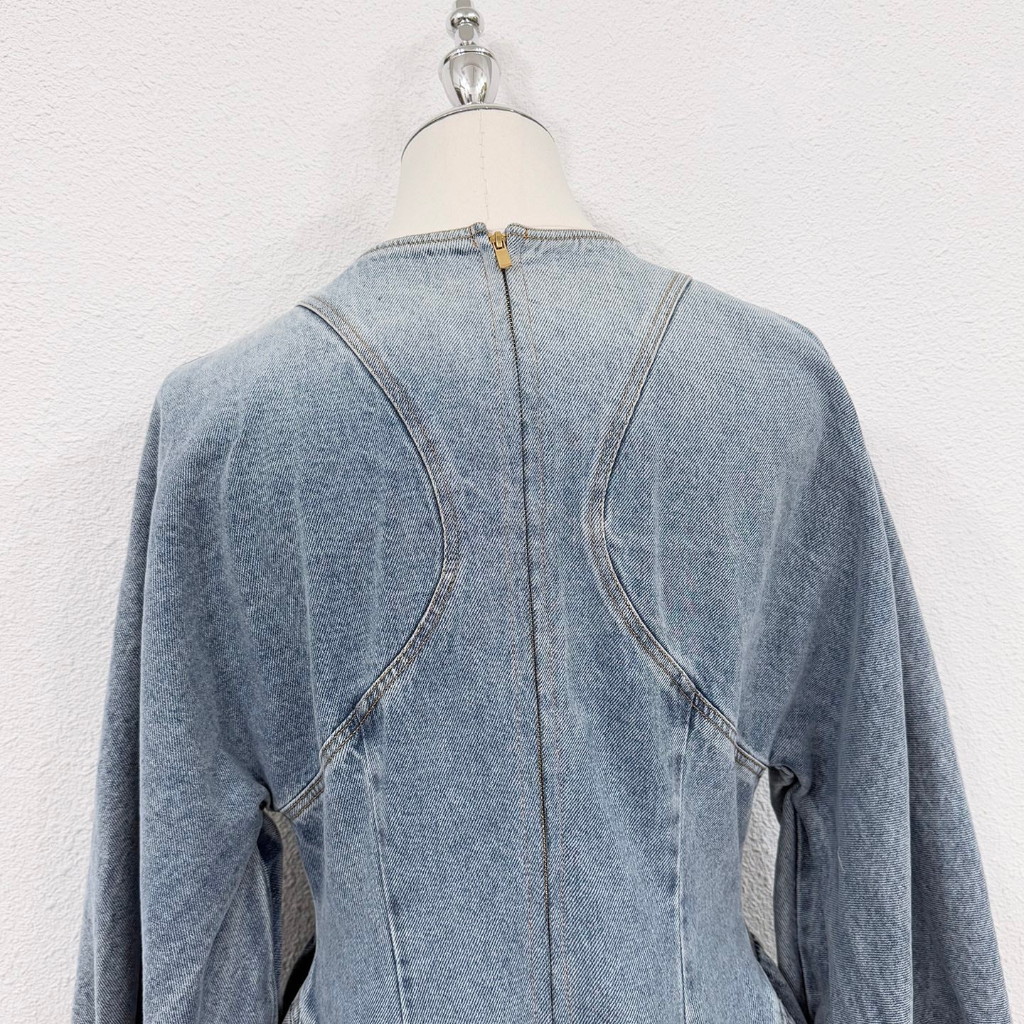 Robe en denim de coton délavé Zimmermann avec taille froncée et ourlet asymétrique