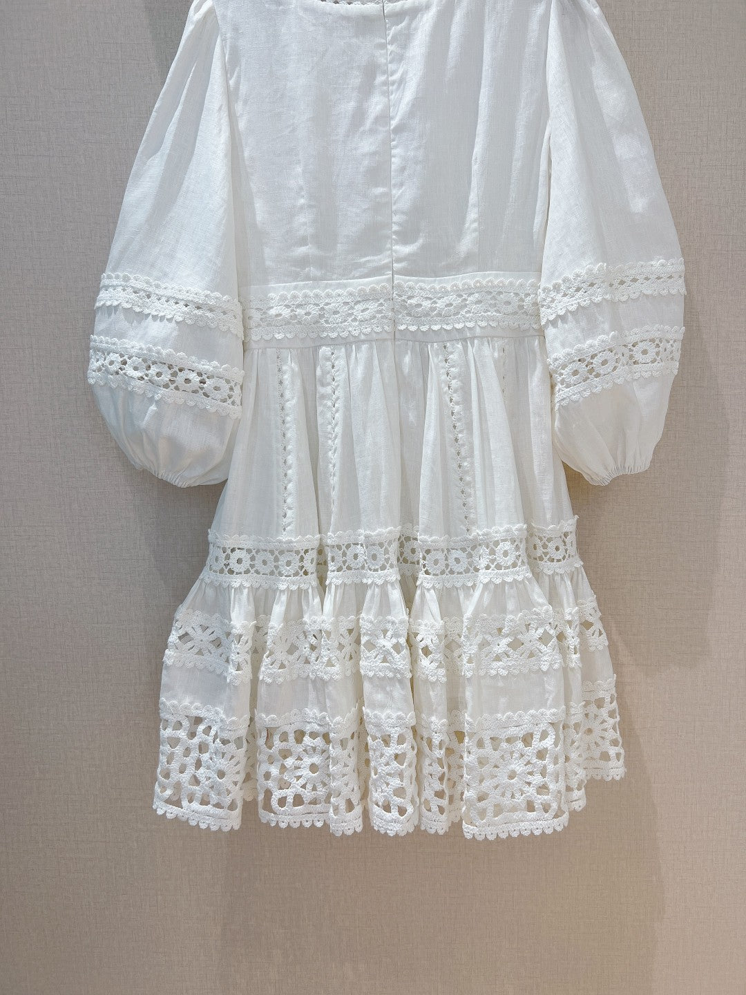 Mini-robe en lin ivoire Zimmermann avec bordure au crochet