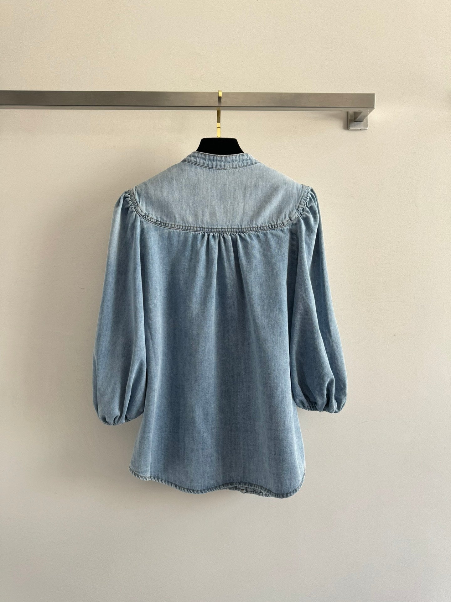 Chemisier Zimmermann en denim délavé clair à col en V et manches bouffantes