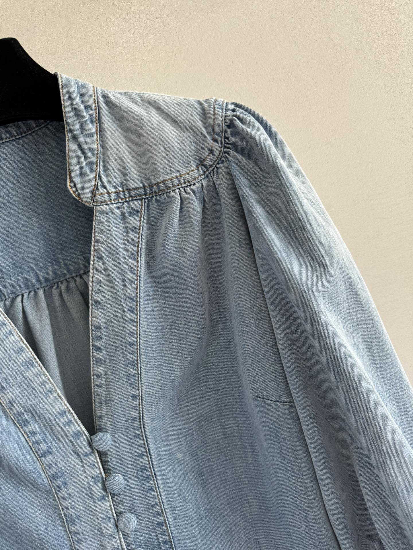 Chemisier Zimmermann en denim délavé clair à col en V et manches bouffantes